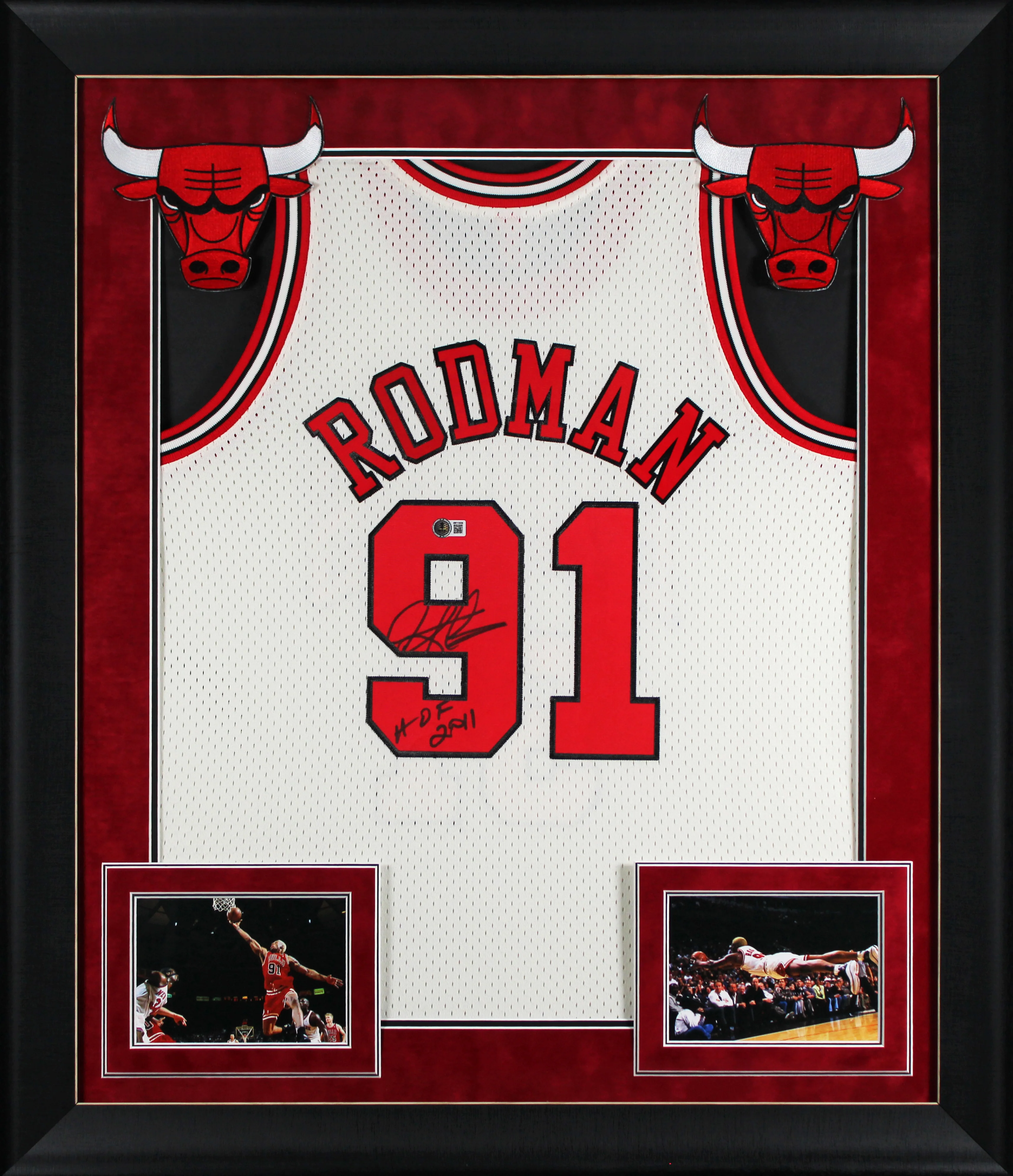 Bulls Dennis Rodman "HOF 2011" Signed Cream M&N HWC Swingman Framed Jersey BAS W - Image 2