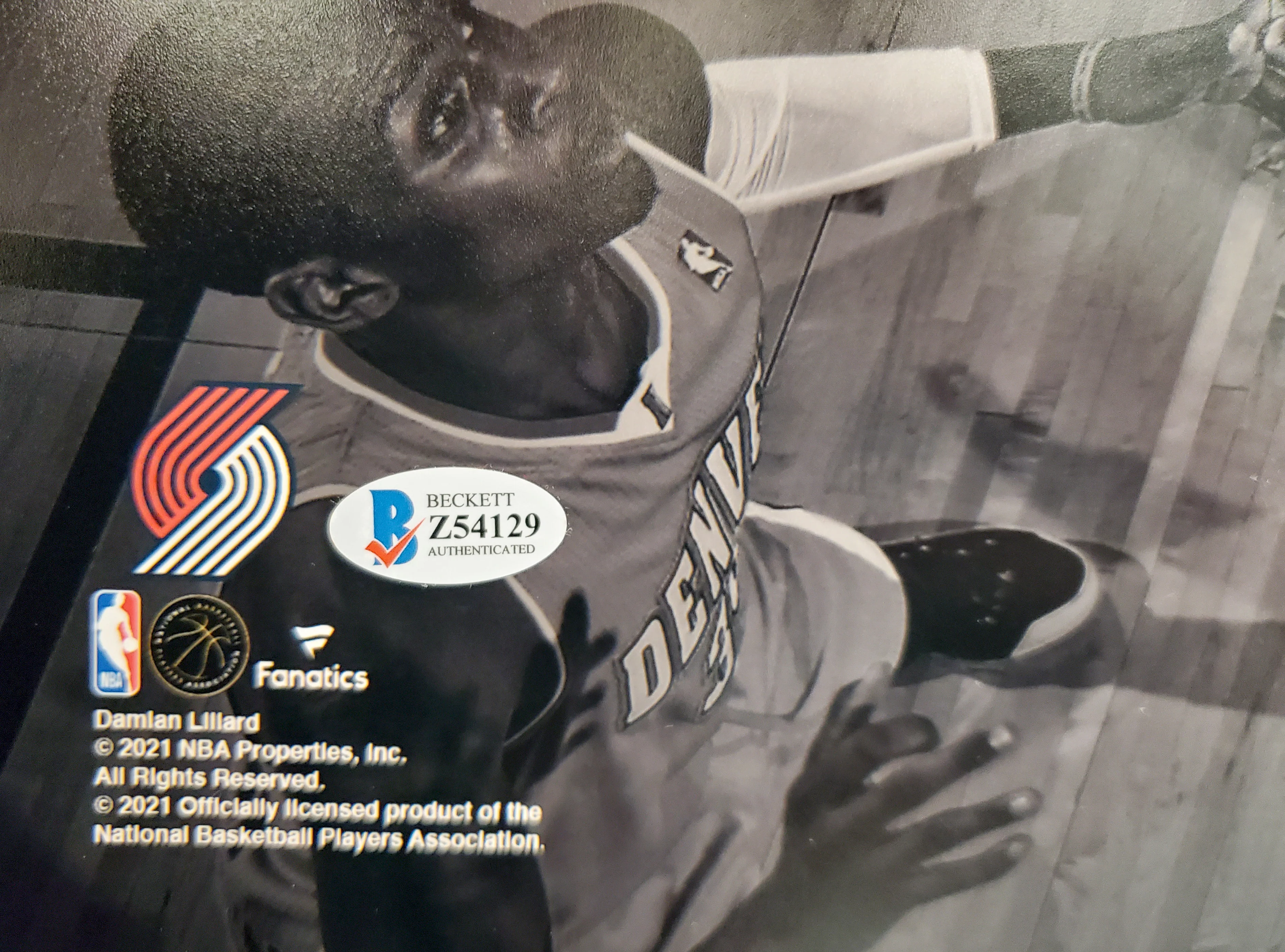 Damian Lillard Autographed 16x20 Photo Portland Trail Blazers Spotlight Dunk Beckett BAS Stock #195897 - Image 3