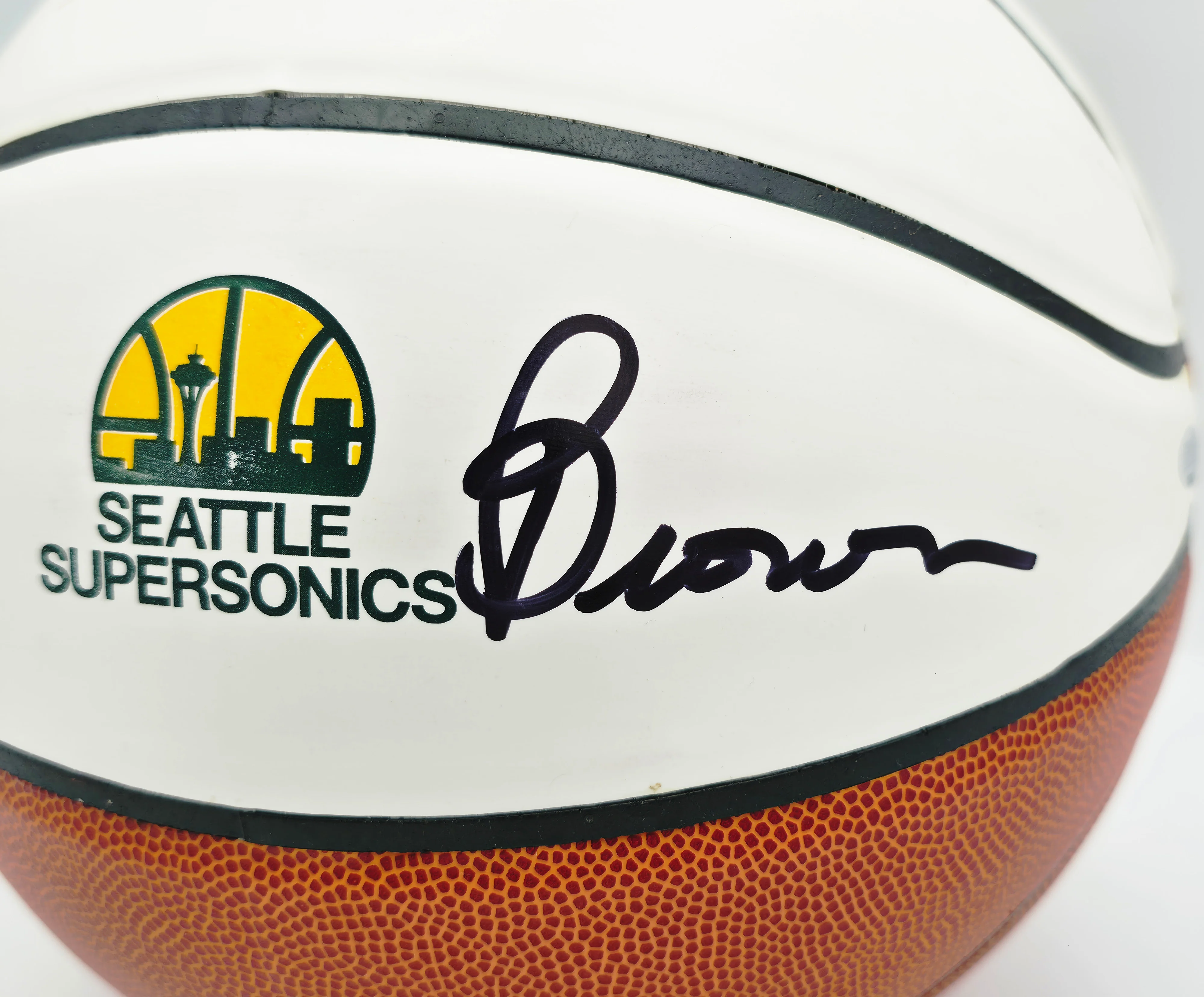 Downtown Fred Brown Autographed 1978-79 NBA Champions Logo Basketball Seattle Supersonics MCS Holo Stock #256895 - Image 3