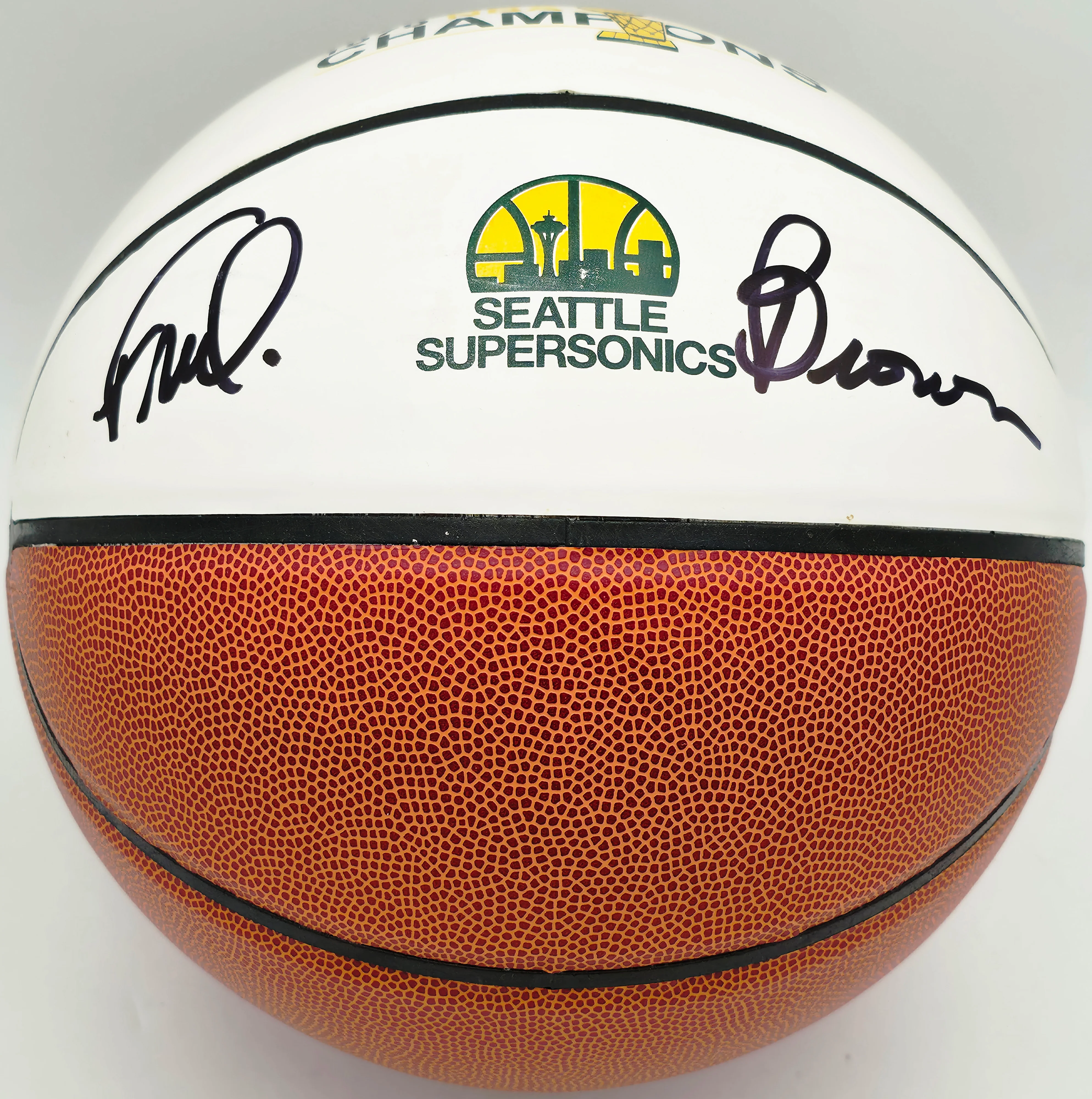 Downtown Fred Brown Autographed 1978-79 NBA Champions Logo Basketball Seattle Supersonics MCS Holo Stock #256895 - Image 4