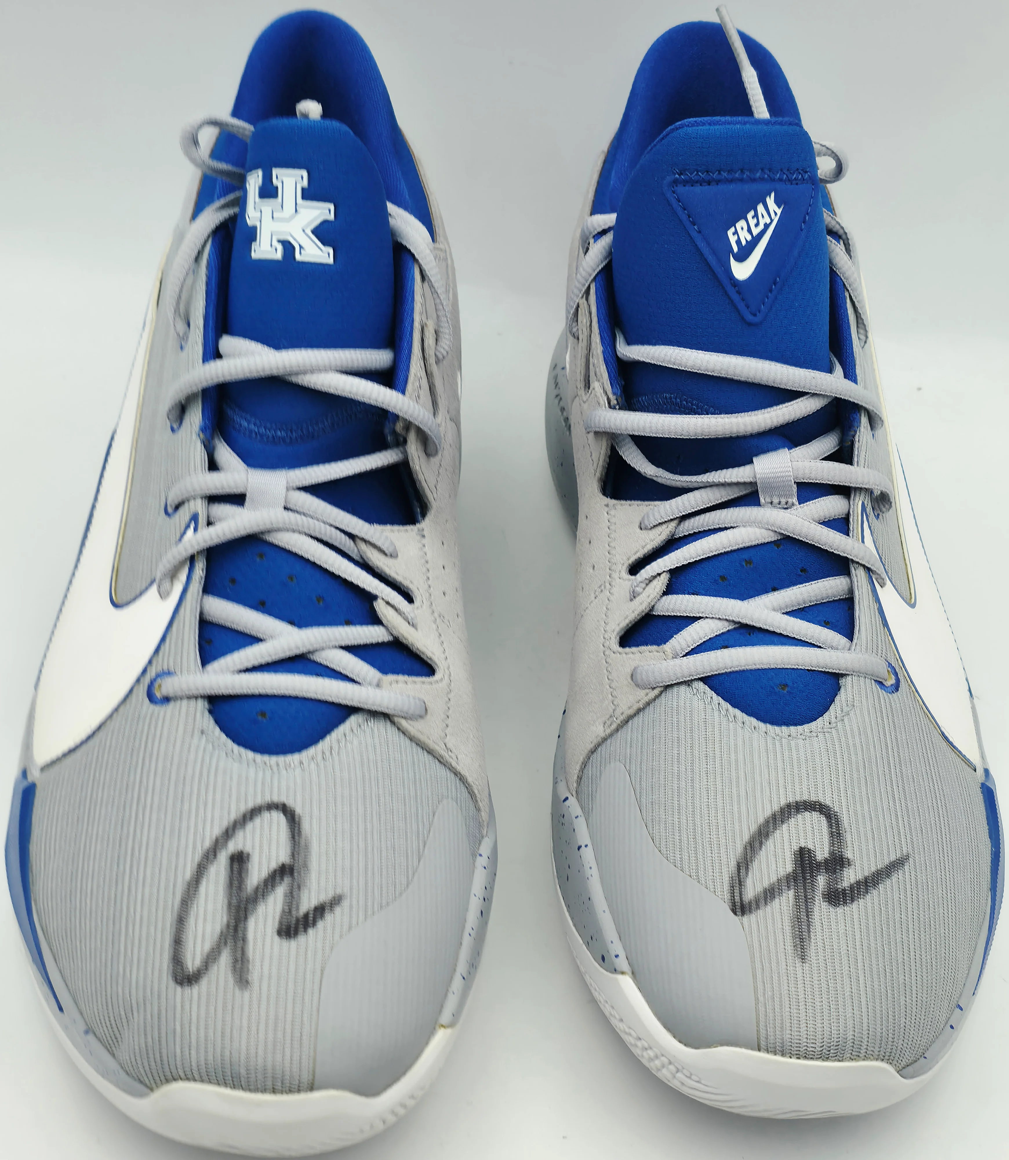 Giannis Antetokounmpo Autographed 2021 Player Exclusive (PE) Promo UNIVERSITY OF KENTUCKY Wlf Grey & White Nike Zoom Freak 2 KY MENS SOS Shoes Size 17 (With Box) Beckett BAS Witness #3W396873 & #3W396874 - Image 3