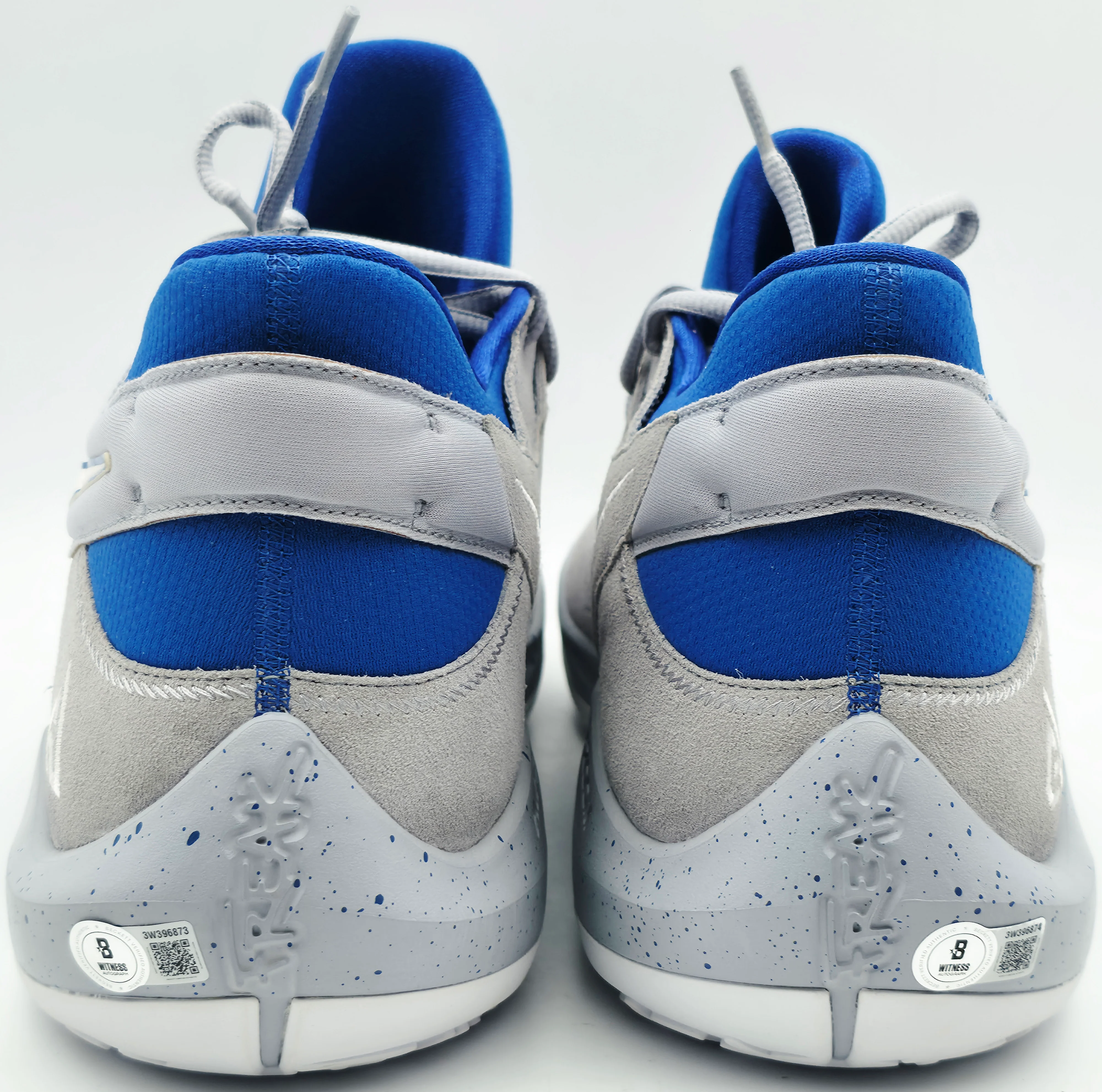 Giannis Antetokounmpo Autographed 2021 Player Exclusive (PE) Promo UNIVERSITY OF KENTUCKY Wlf Grey & White Nike Zoom Freak 2 KY MENS SOS Shoes Size 17 (With Box) Beckett BAS Witness #3W396873 & #3W396874 - Image 5