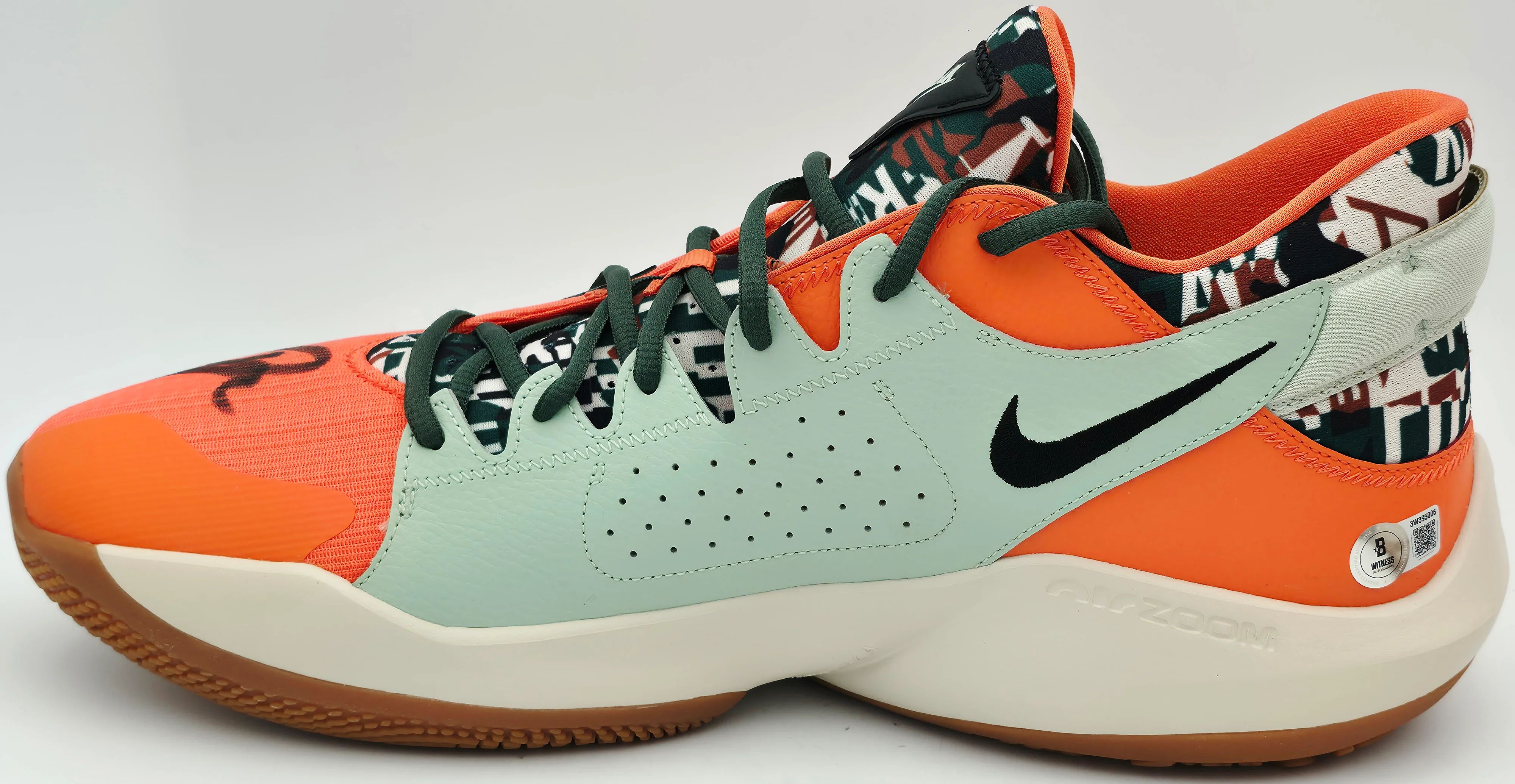Giannis Antetokounmpo Autographed 2021 Player Exclusive (PE) Promo Camellia & Pist Frst Nike Zoom Freak 2 CAMO Shoes Milwaukee Bucks Size 17 (No Box) Beckett BAS Witness #3W395005 & #3W395006 - Image 5