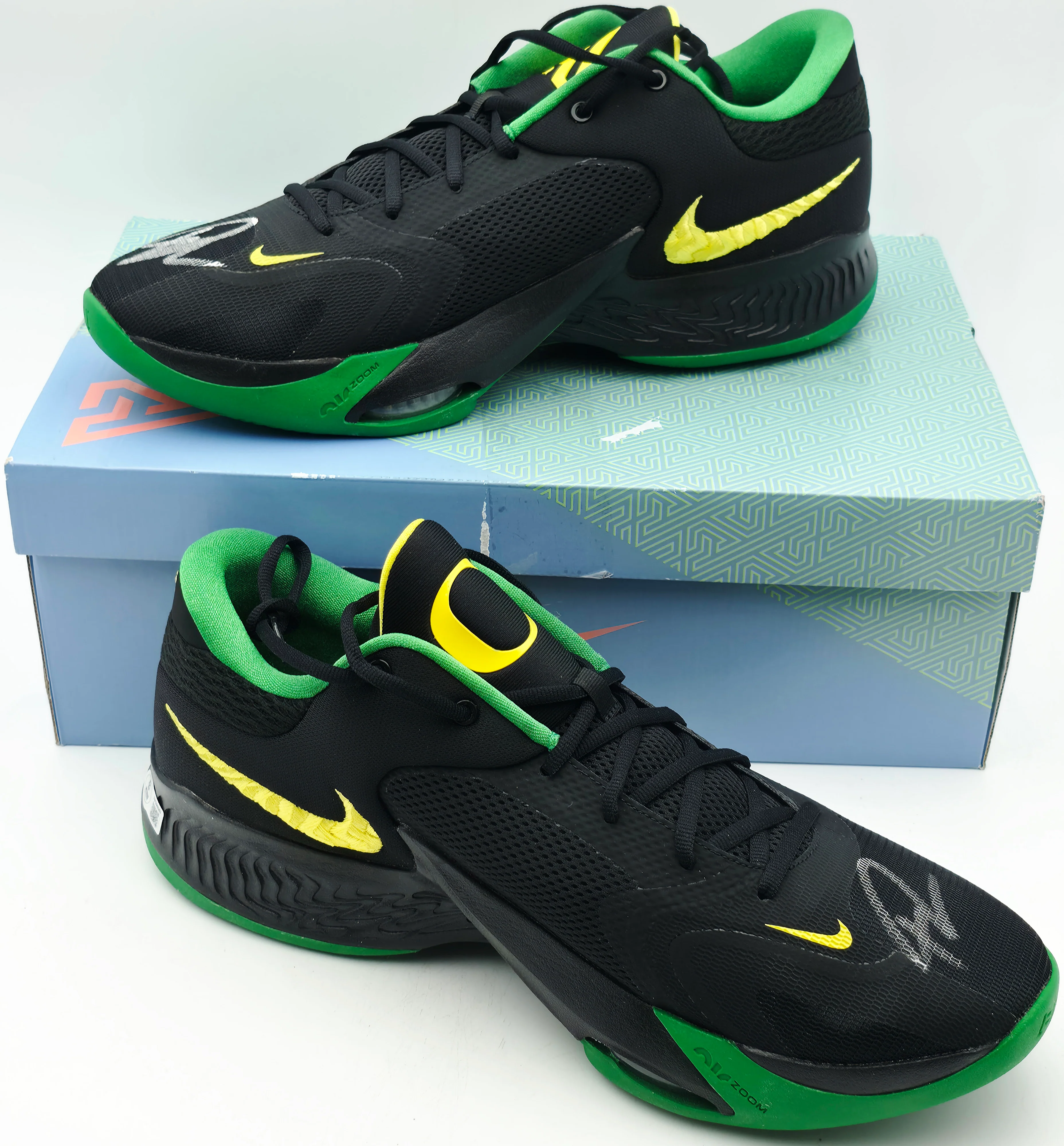 Giannis Antetokounmpo Autographed 2022 Player Exclusive (PE) Promo Oregon Black & Yellow Strike Nike Zoom Freak 4 NCAA SOS Shoes Size 16 (With Box) Beckett BAS Witness #3W396582 & #3W396583 - Image 2