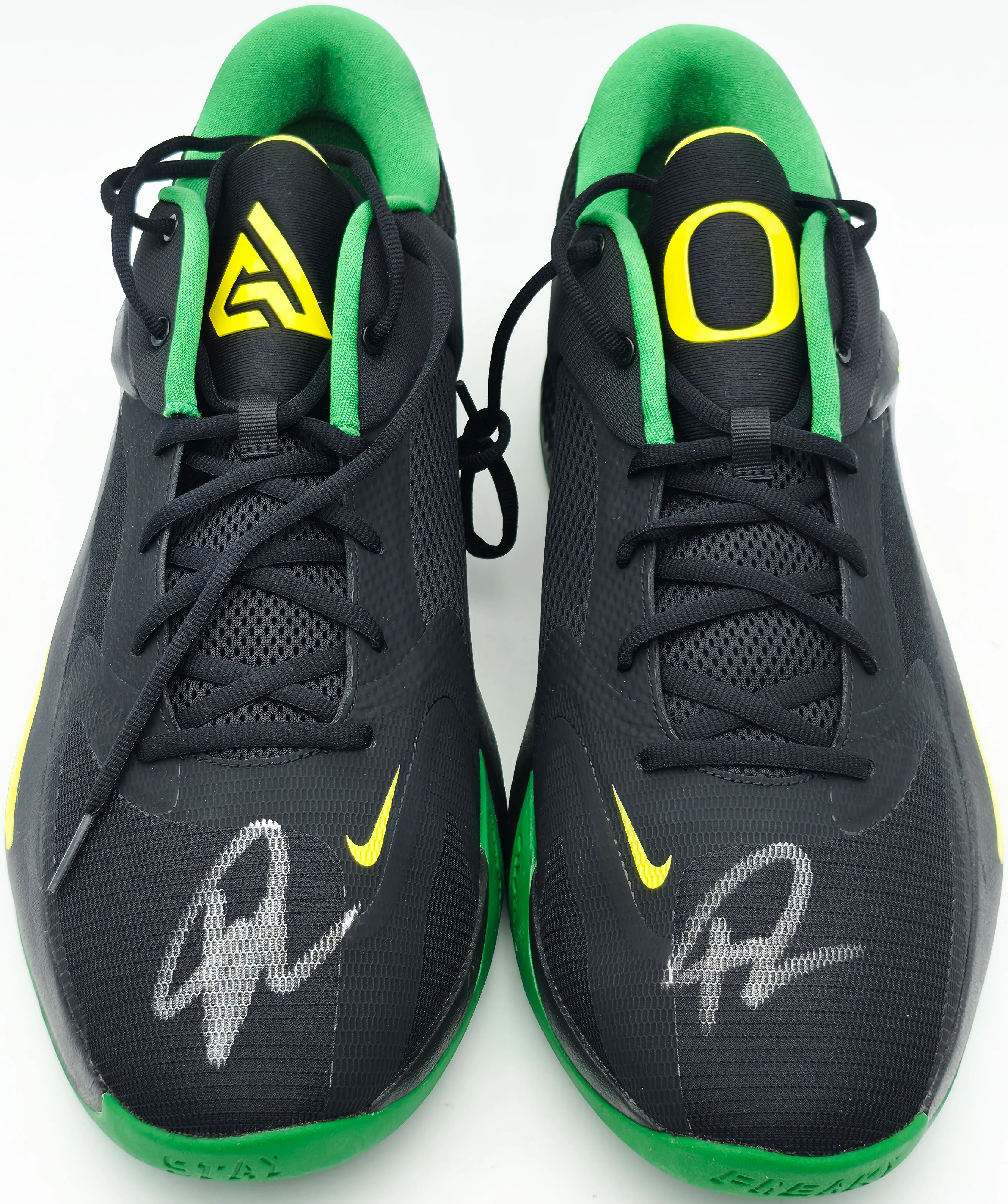 Giannis Antetokounmpo Autographed 2022 Player Exclusive (PE) Promo Oregon Black & Yellow Strike Nike Zoom Freak 4 NCAA SOS Shoes Size 16 (With Box) Beckett BAS Witness #3W396582 & #3W396583 - Image 3