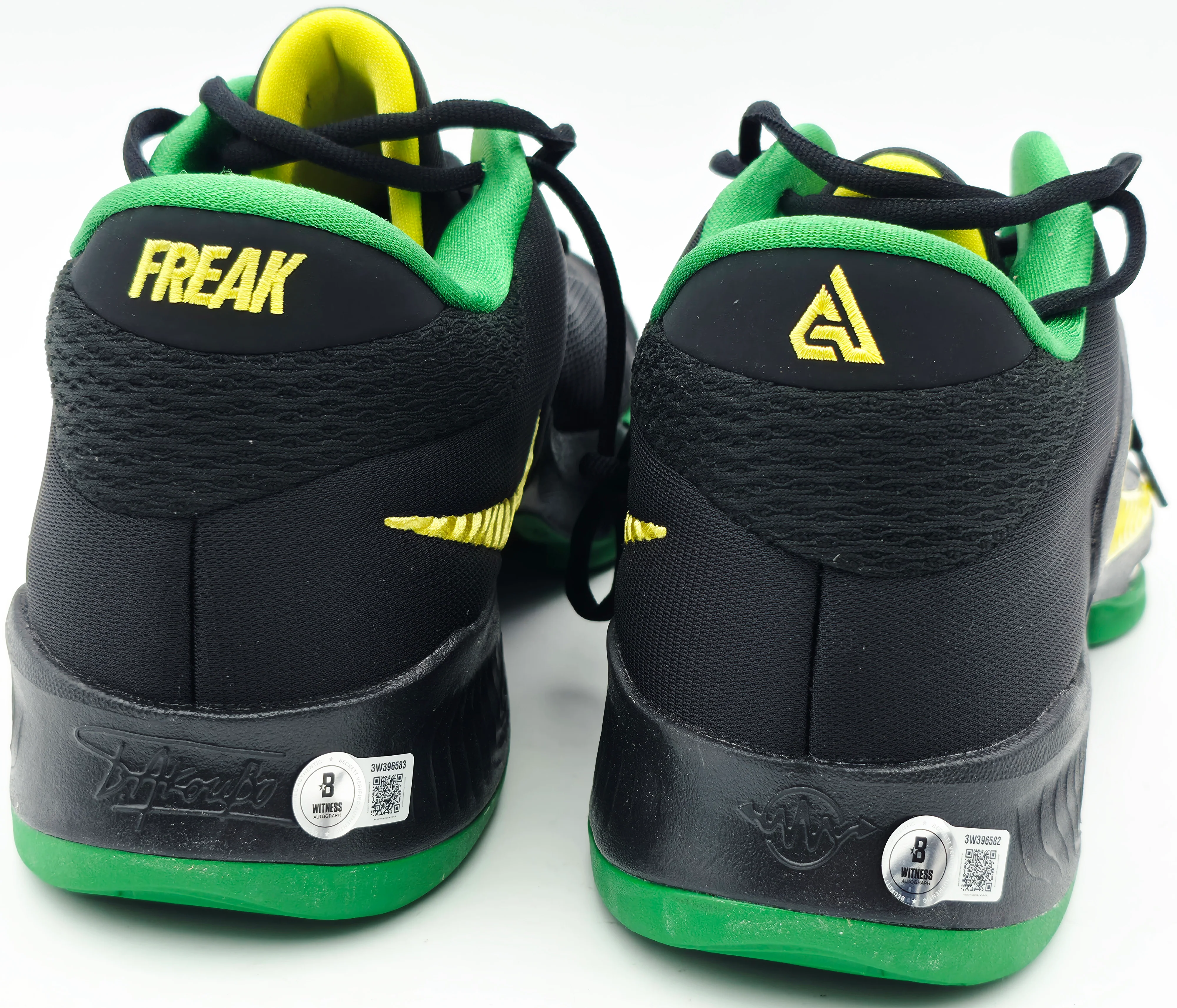Giannis Antetokounmpo Autographed 2022 Player Exclusive (PE) Promo Oregon Black & Yellow Strike Nike Zoom Freak 4 NCAA SOS Shoes Size 16 (With Box) Beckett BAS Witness #3W396582 & #3W396583 - Image 5