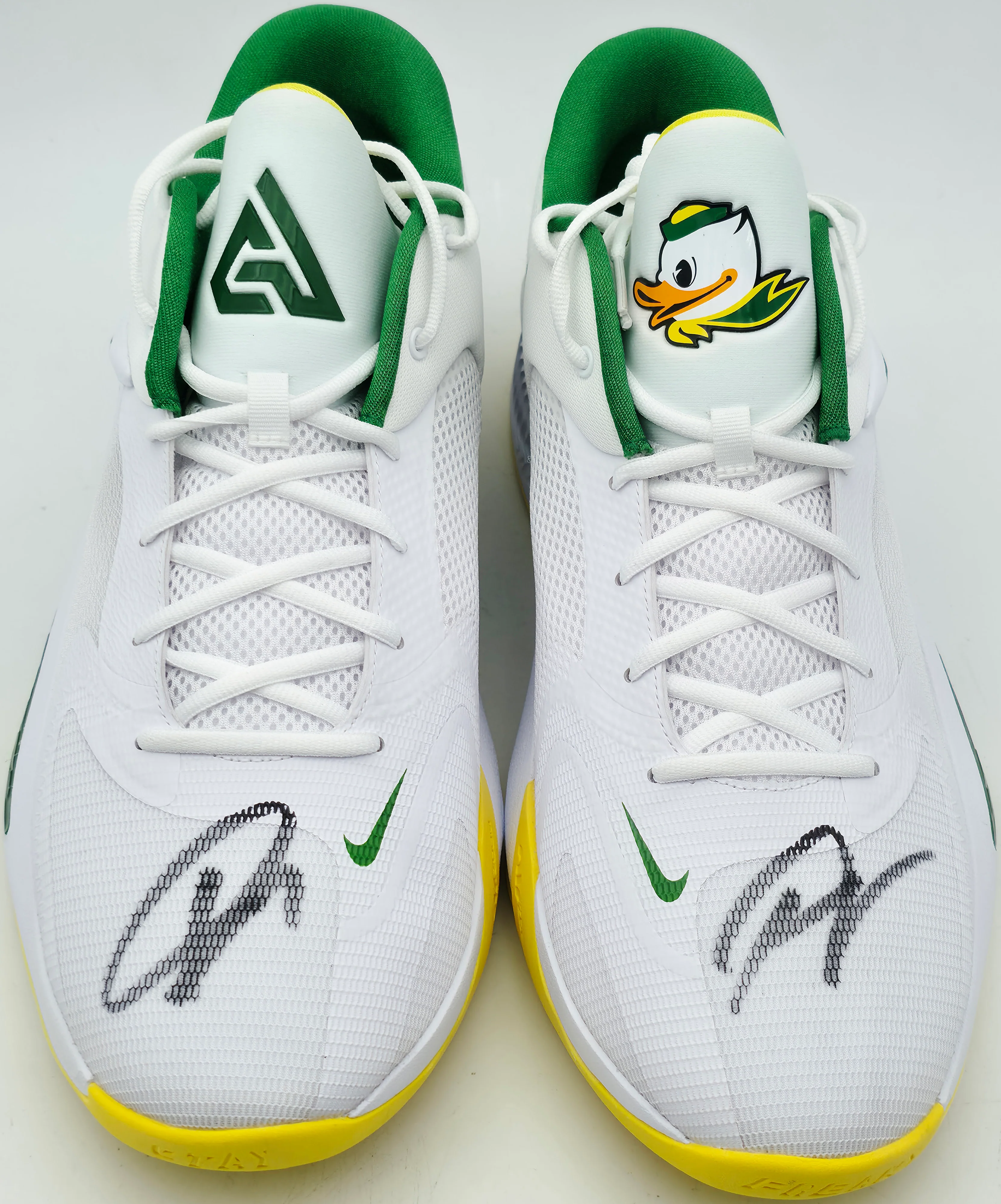 Giannis Antetokounmpo Autographed 2022 Player Exclusive (PE) Promo Oregon White & Green Nike Zoom Freak 4 NCAA SOS Shoes Size 16 (With Box) Beckett BAS Witness #3W396811 & #3W396812 - Image 3