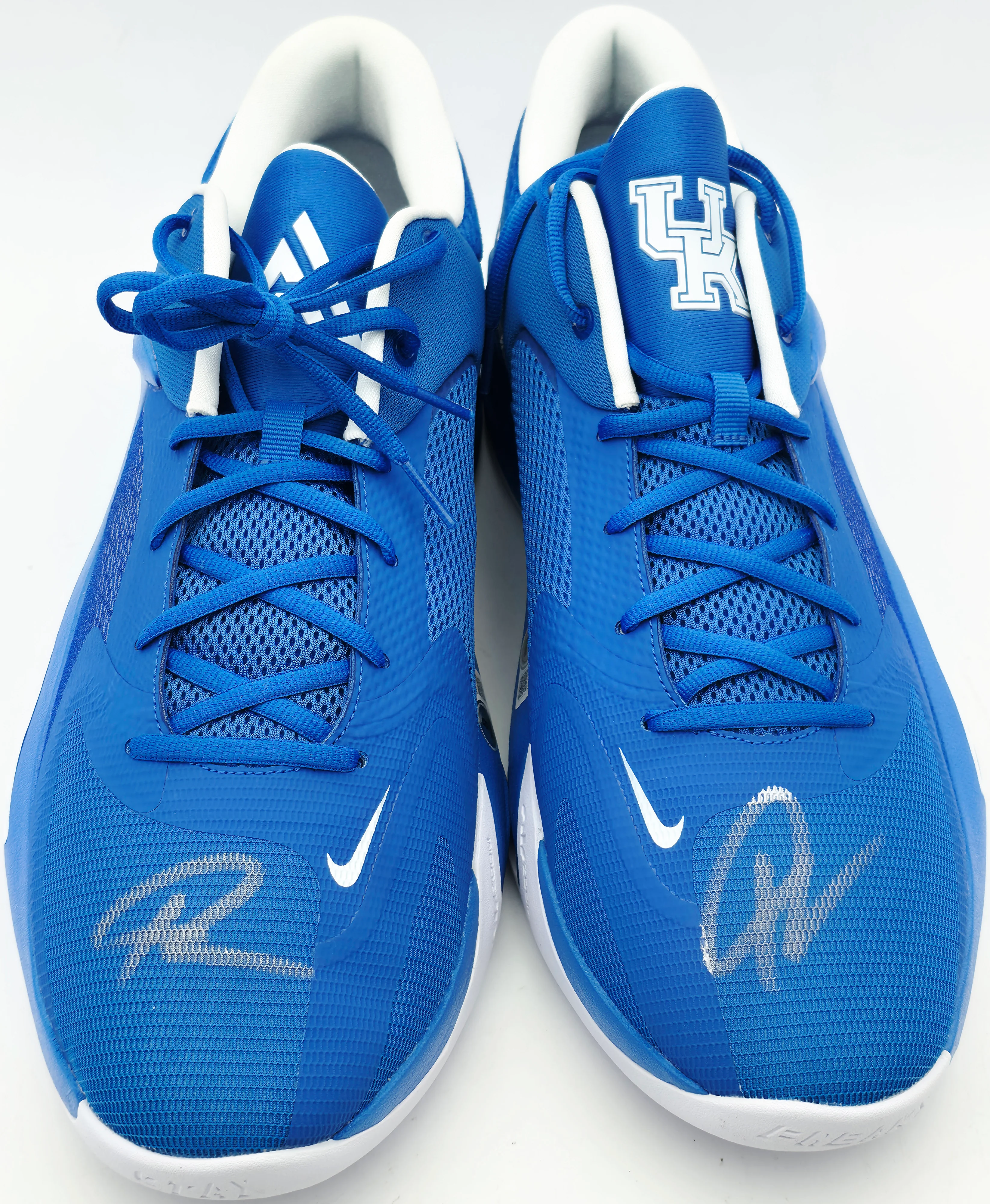 Giannis Antetokounmpo Autographed 2022 Player Exclusive (PE) Promo Royal Blue & White Nike Zoom Freak 4 NCAA Shoes Size 16 Beckett BAS Witness #3W396586 #3W396587 - Image 3