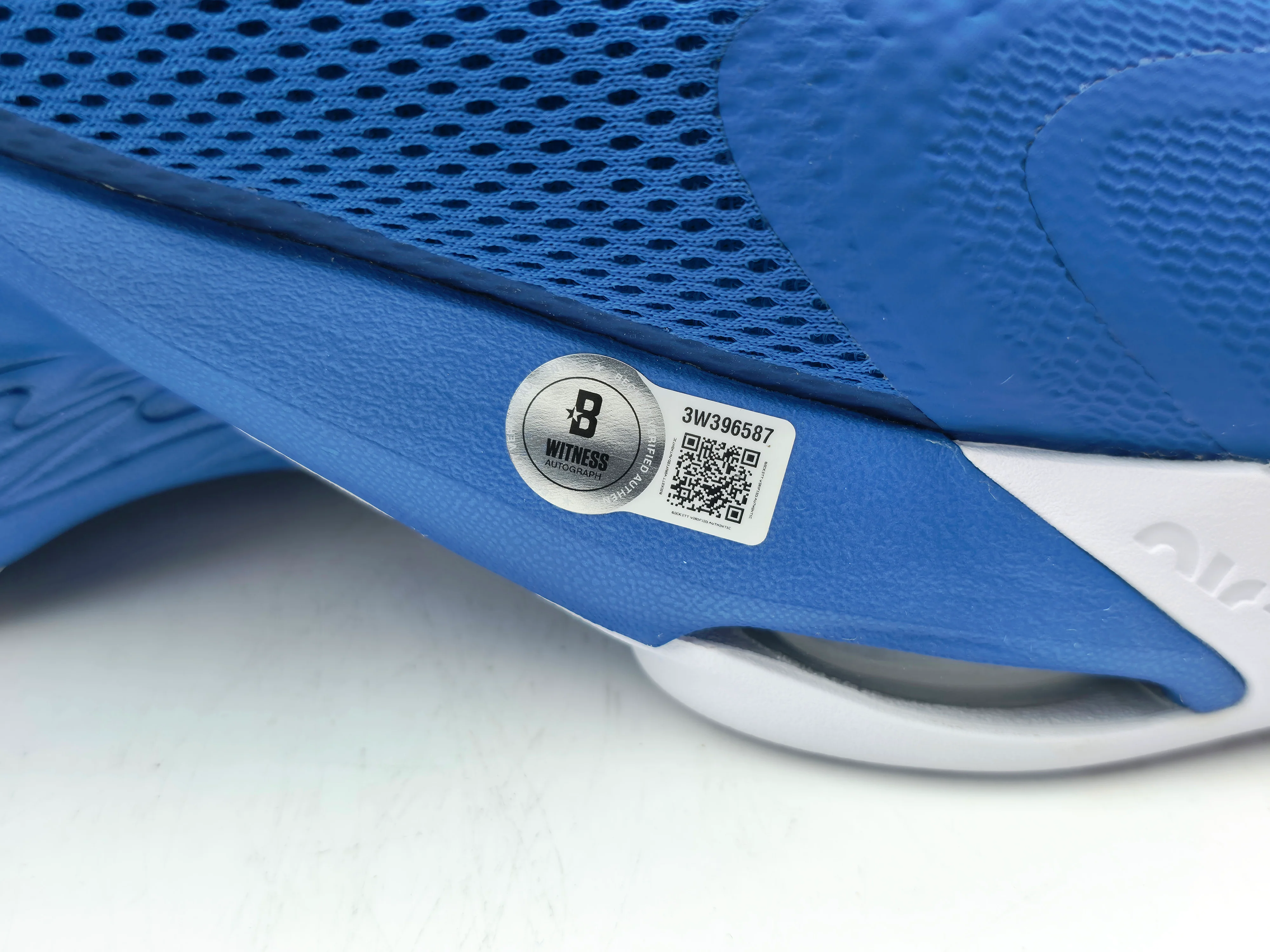 Giannis Antetokounmpo Autographed 2022 Player Exclusive (PE) Promo Royal Blue & White Nike Zoom Freak 4 NCAA Shoes Size 16 Beckett BAS Witness #3W396586 #3W396587 - Image 5