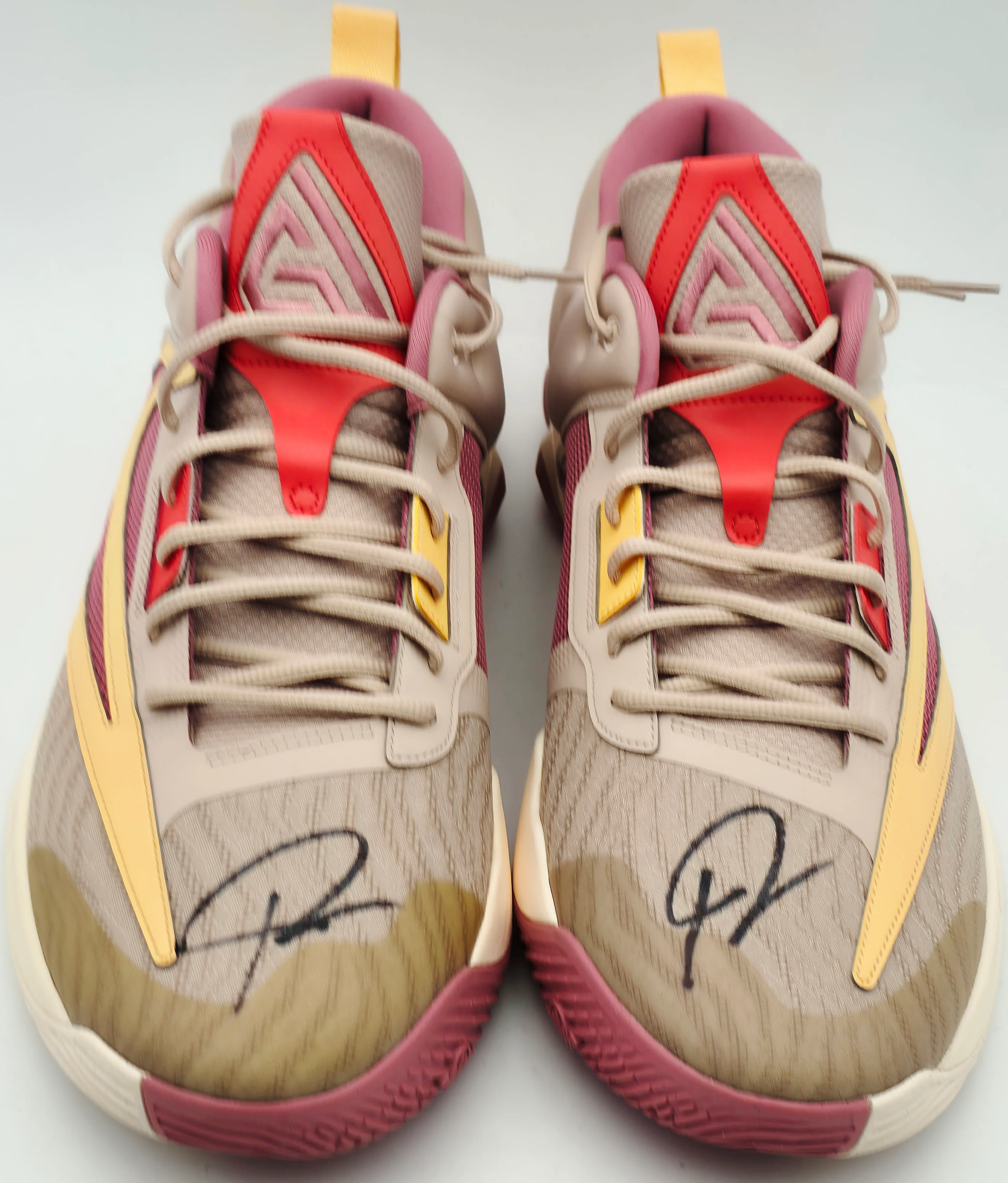 Giannis Antetokounmpo Autographed 2023 Player Exclusive (PE) Promo Fossil Stone, Celestial Gold & Desert Berry Nike Immortality 3 Shoes Milwaukee Bucks Size 17 (No Box) Beckett BAS Witness #3W395057 - Image 3