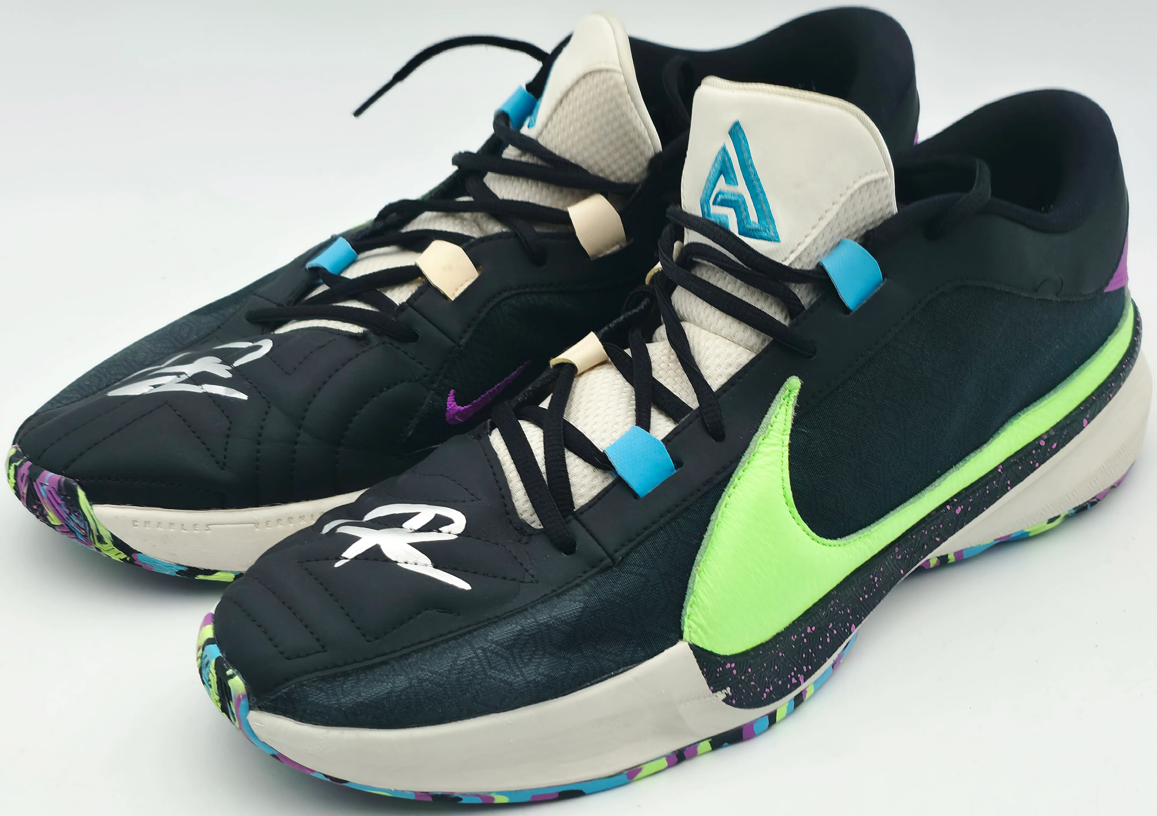 Giannis Antetokounmpo Autographed Black & Green Nike ZOOM FREAK 5 Shoes Milwaukee Bucks Size 16 (No Box) Beckett BAS Witness #3W396365 & #3W396366 - Image 2