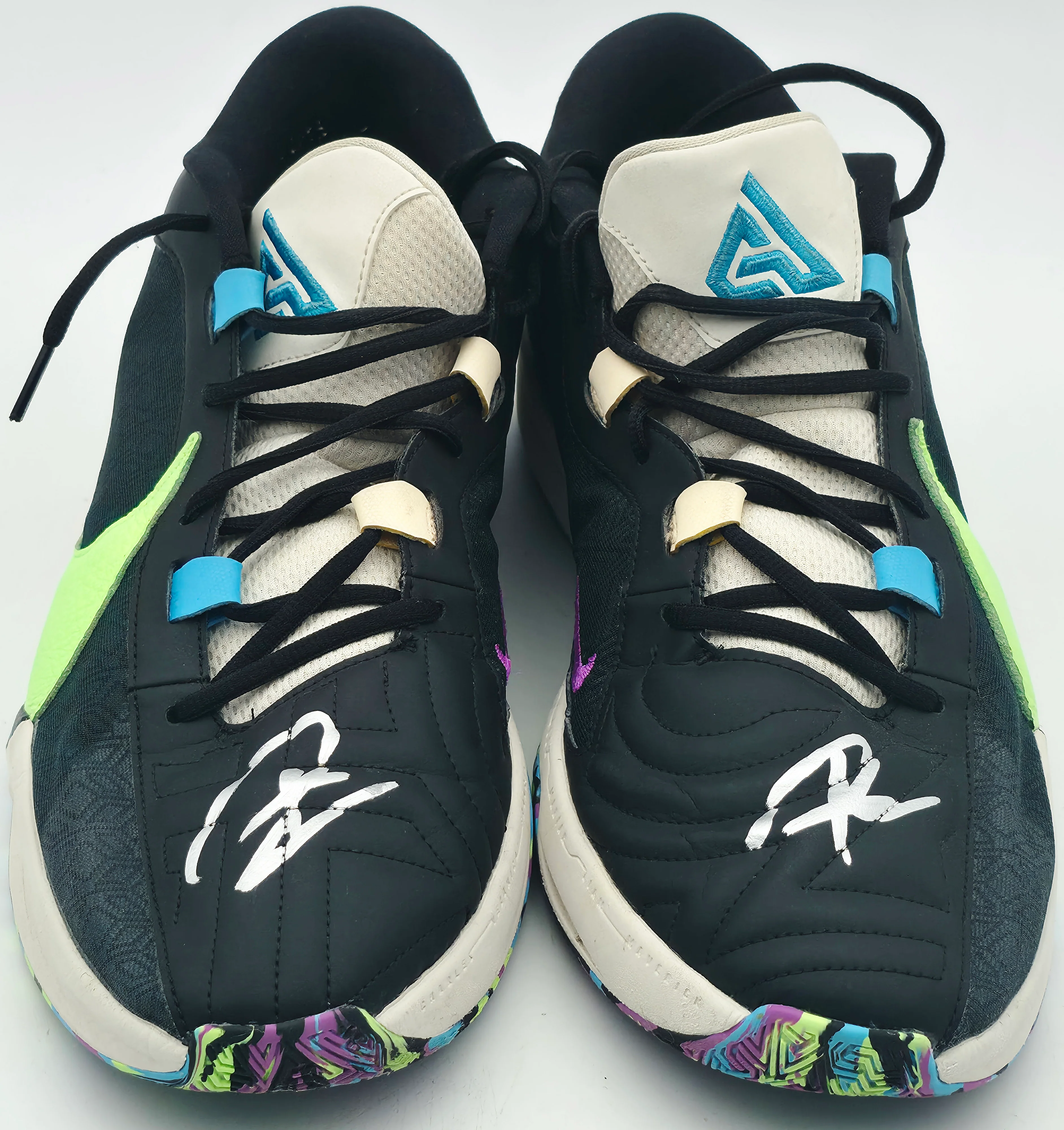 Giannis Antetokounmpo Autographed Black & Green Nike ZOOM FREAK 5 Shoes Milwaukee Bucks Size 16 (No Box) Beckett BAS Witness #3W396365 & #3W396366 - Image 3