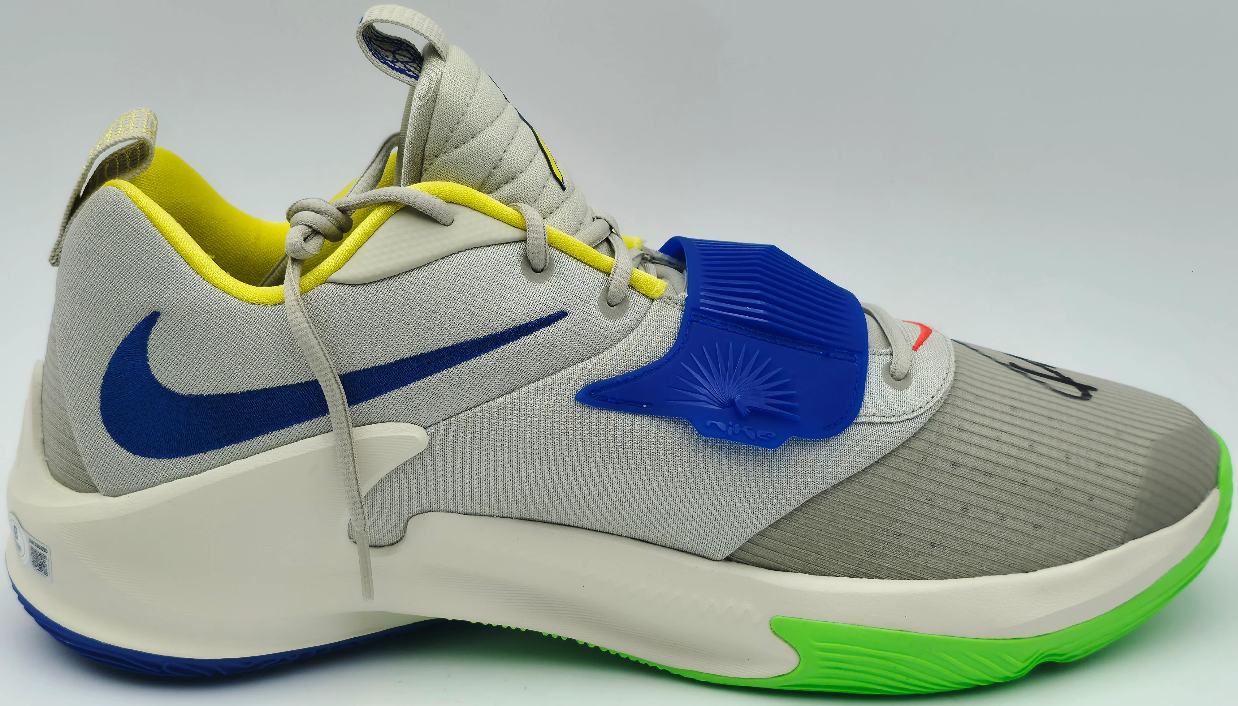 Giannis Antetokounmpo Autographed Primary Colors Nike ZOOM FREAK 3 Shoes Milwaukee Bucks Size 17 (No Box) Beckett BAS Witness #3W396895 & #3W396896 - Image 5