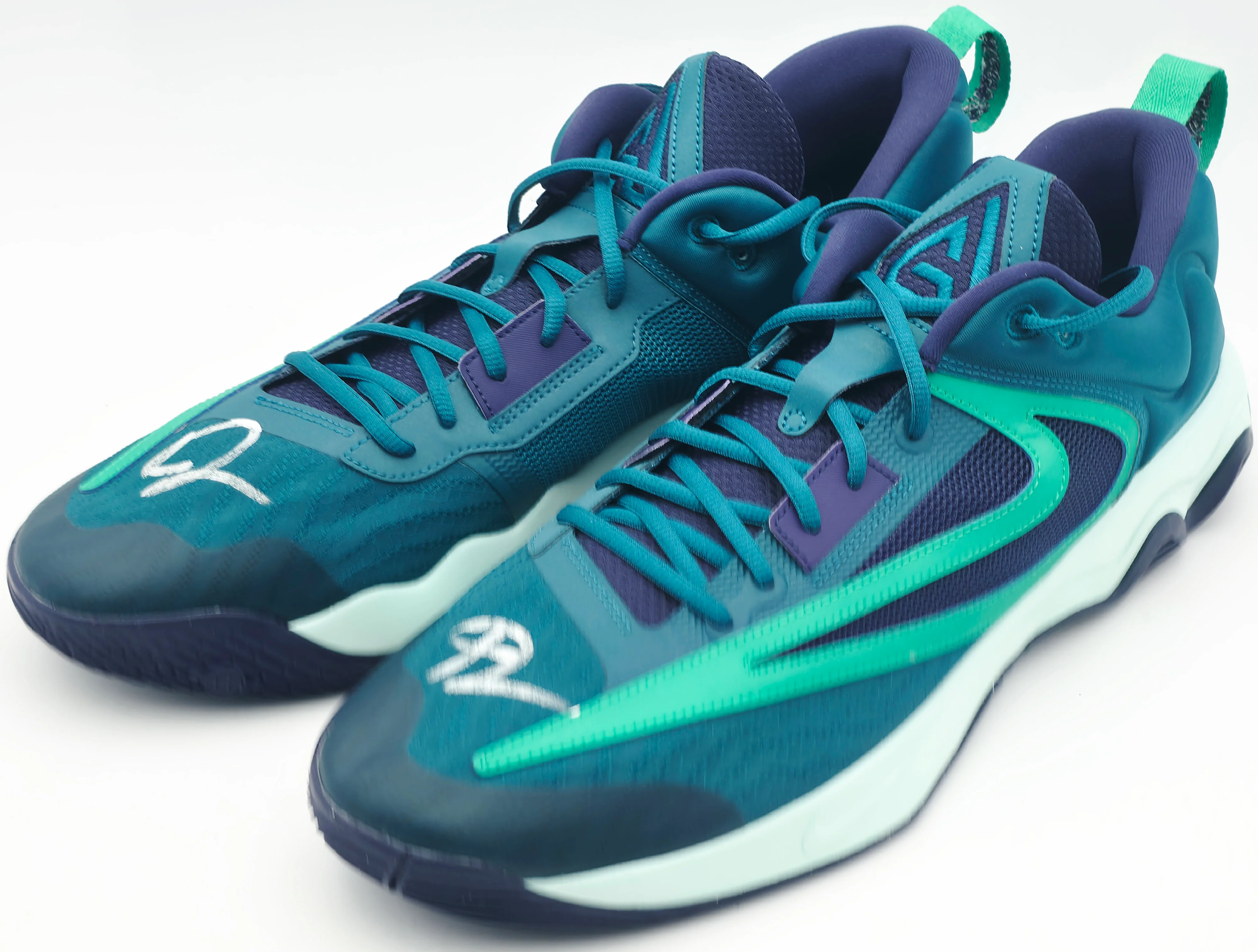 Giannis Antetokounmpo Autographed Geode Teal & Purple Nike IMORTALITY 3 Shoes Milwaukee Bucks Size 17 (No Box) Beckett BAS Witness #3W396412 & #3W396413 - Image 2