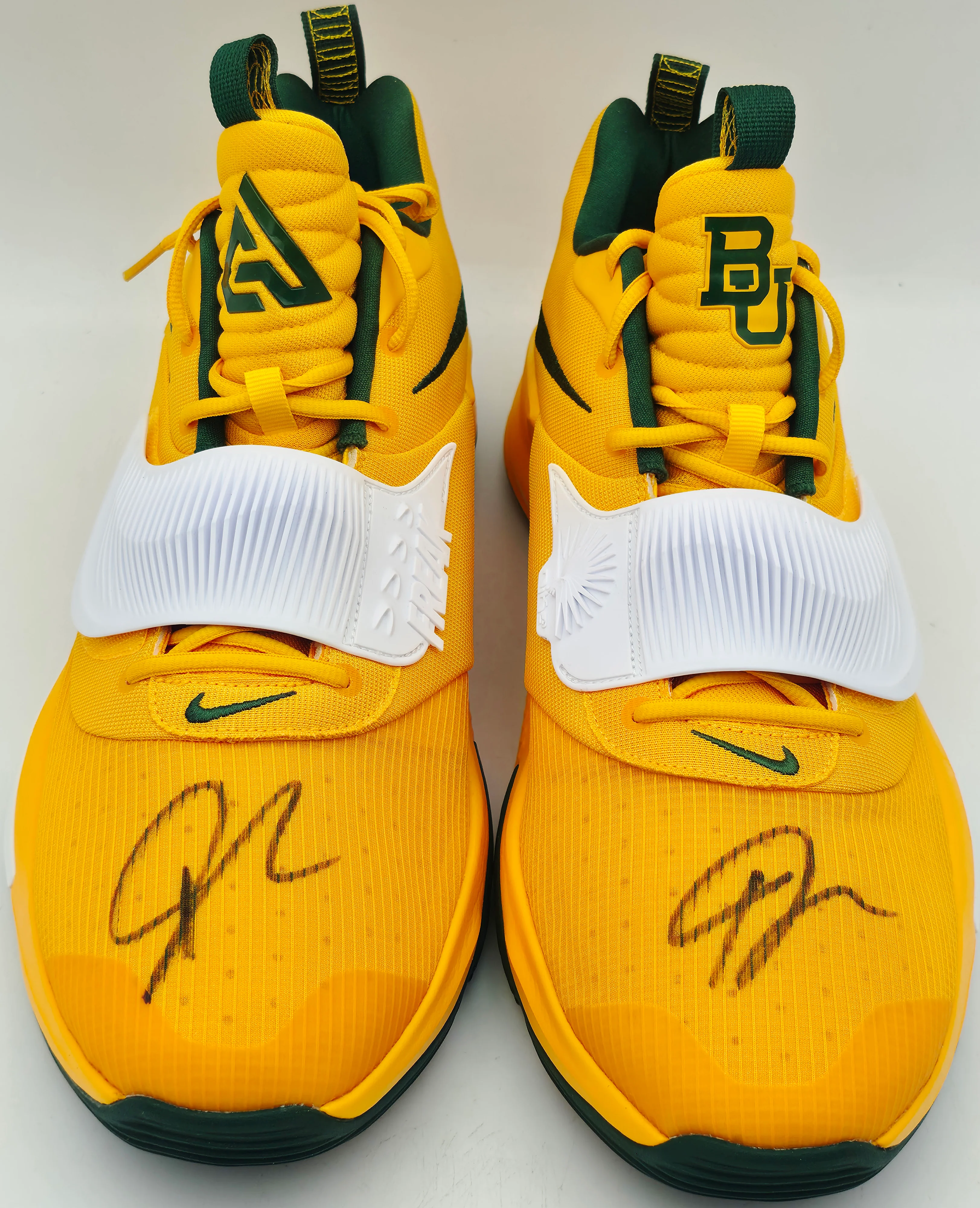 Giannis Antetokounmpo Autographed 2021 Player Exclusive (PE) Promo Baylor University Gold & Gorge Nike Zoom Freak 3 NCAA SOS Shoes Size 17 (With Box) Beckett BAS Witness #3W396622 & #3W396623 - Image 3
