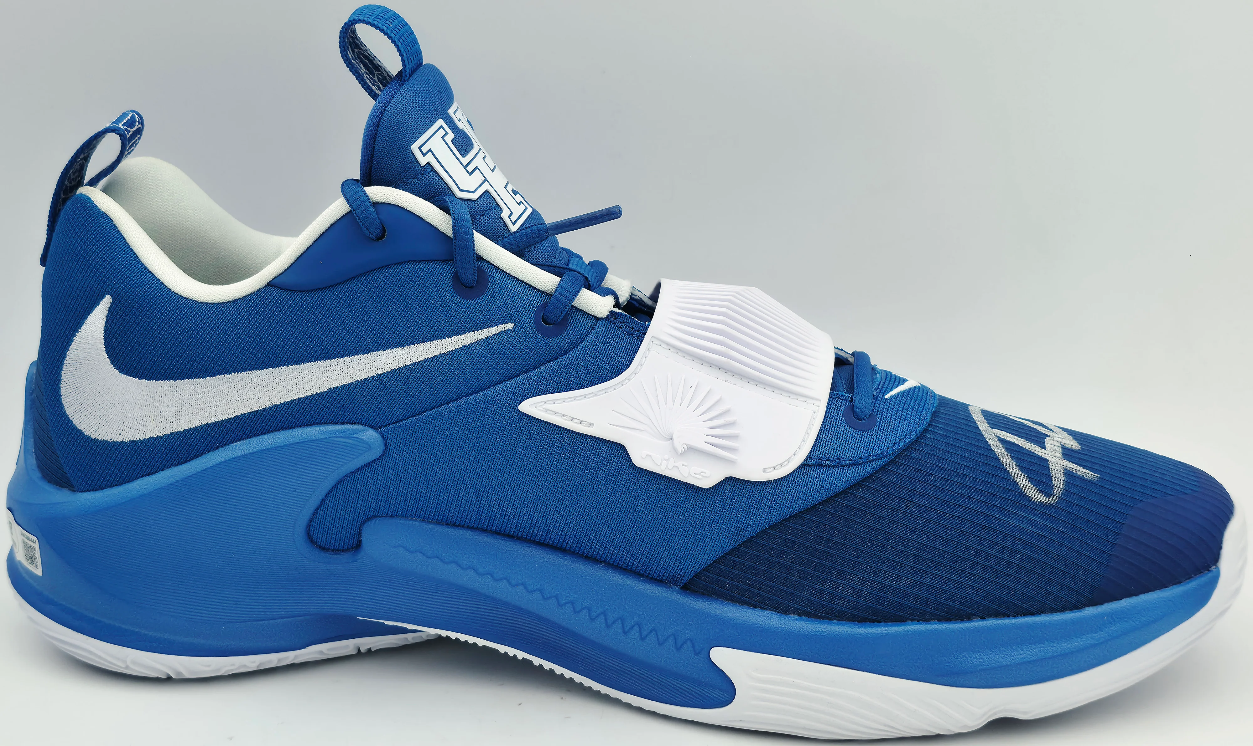 Giannis Antetokounmpo Autographed 2021 Player Exclusive (PE) Promo University of Kentucky Royal & White Nike Zoom Freak 3 NCAA SOS Shoes Size 16 (No Box) Beckett BAS Witness #3W396444 & #3W396445 - Image 5