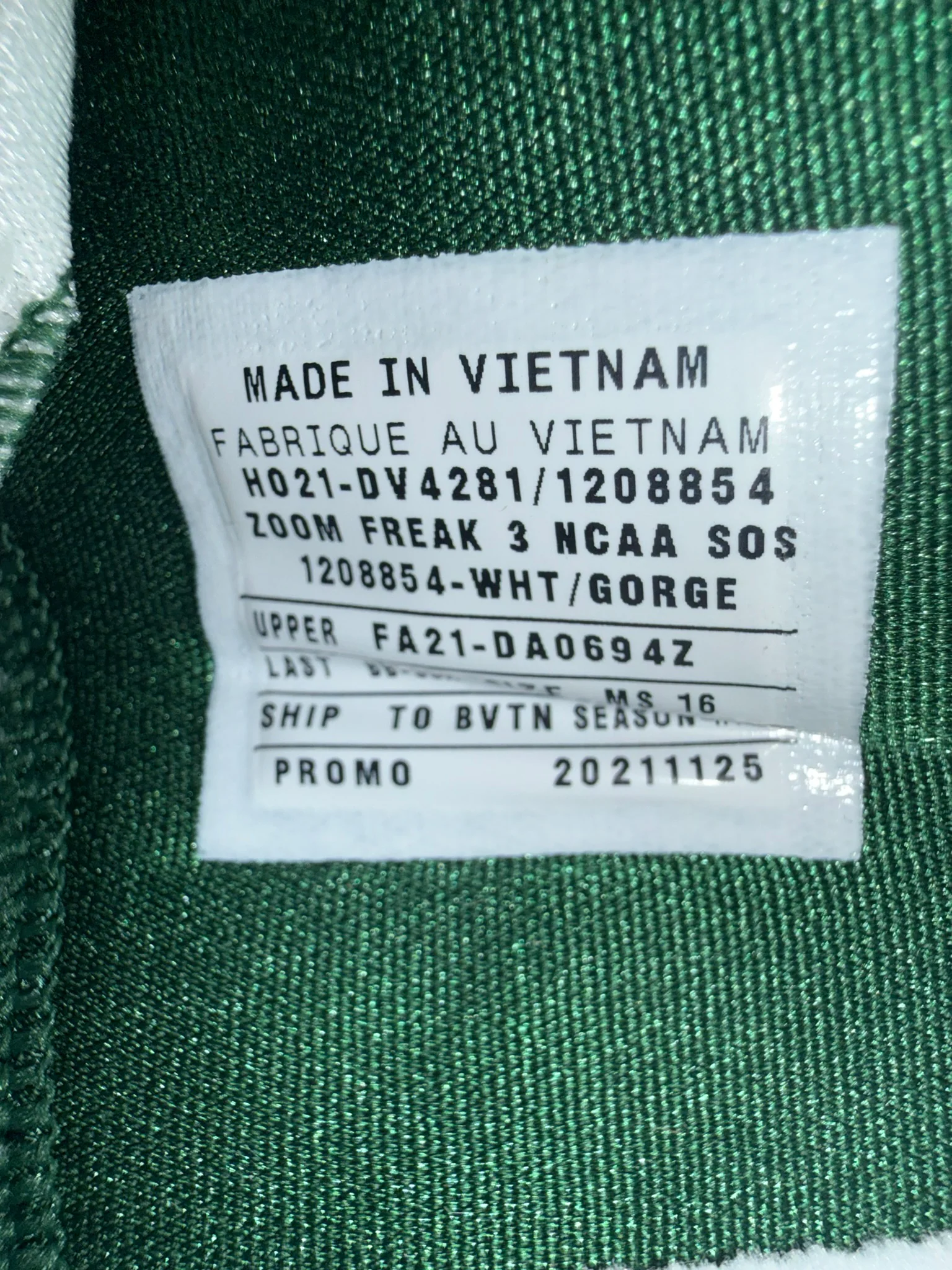 Giannis Antetokounmpo Autographed 2021 Player Exclusive (PE) Promo Baylor University White & Gorge Nike Zoom Freak 3 NCAA SOS Shoes Size 16 (No Box) Beckett BAS Witness #3W396929 & #3W396930 - Image 4