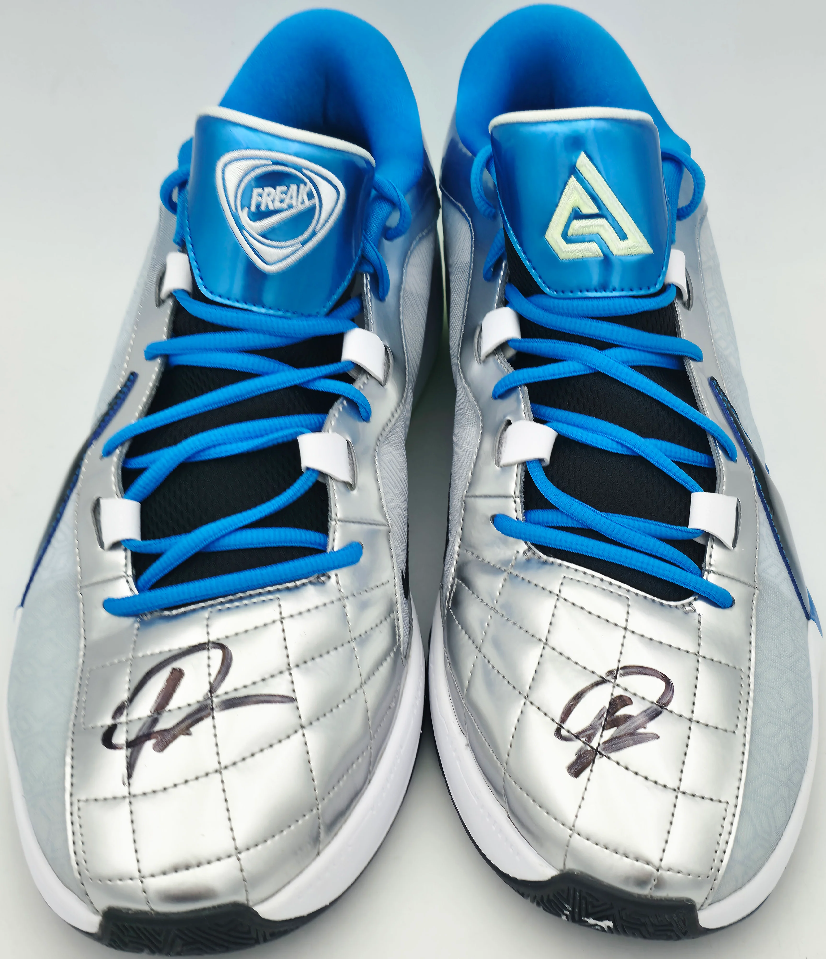 Giannis Antetokounmpo Autographed 2023 Player Exclusive (PE) Promo Phantom Blue & Black Metallic Nike Zoom Freak 5 Shoes Milwaukee Bucks Size 17 Beckett BAS Witness Stock #252699 - Image 3
