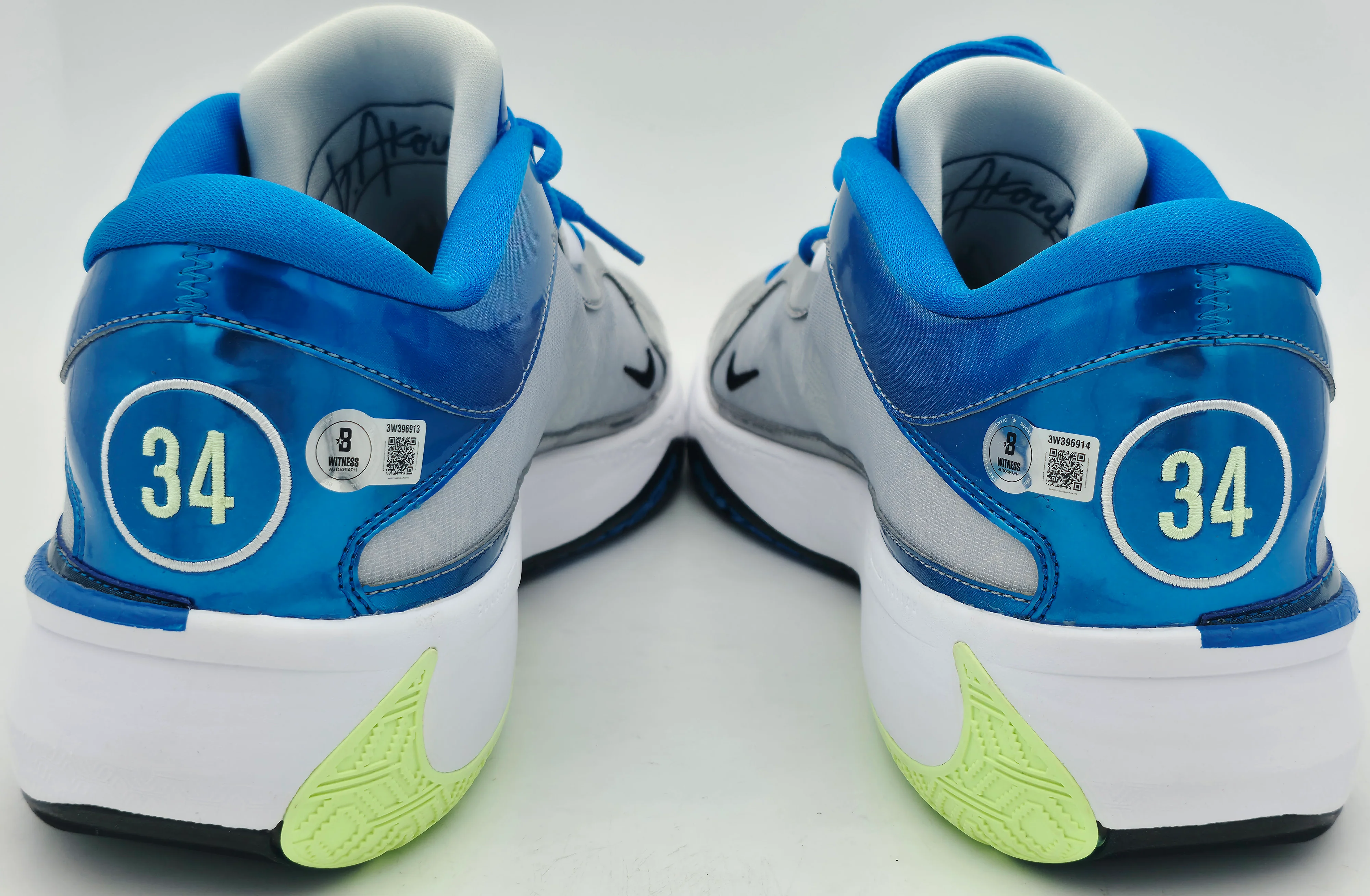 Giannis Antetokounmpo Autographed 2023 Player Exclusive (PE) Promo Phantom Blue & Black Metallic Nike Zoom Freak 5 Shoes Milwaukee Bucks Size 17 Beckett BAS Witness Stock #252699 - Image 5