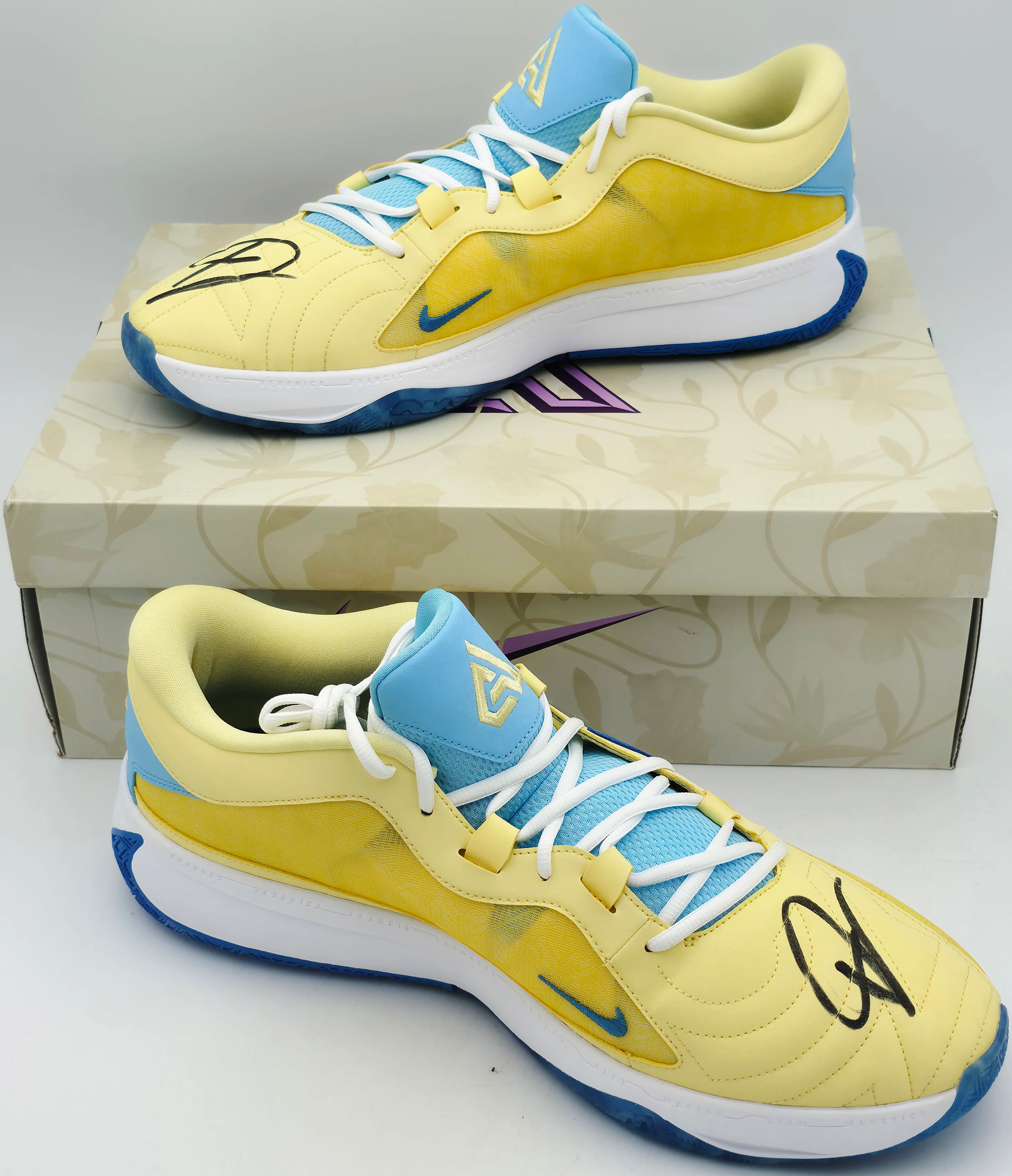 Giannis Antetokounmpo Autographed 2023 Player Exclusive (PE) Promo Soft Yellow & Light Phantom Blue Nike Zoom Freak 5 Shoes Milwaukee Bucks Size 17 Beckett BAS Witness Stock #252709 - Image 2