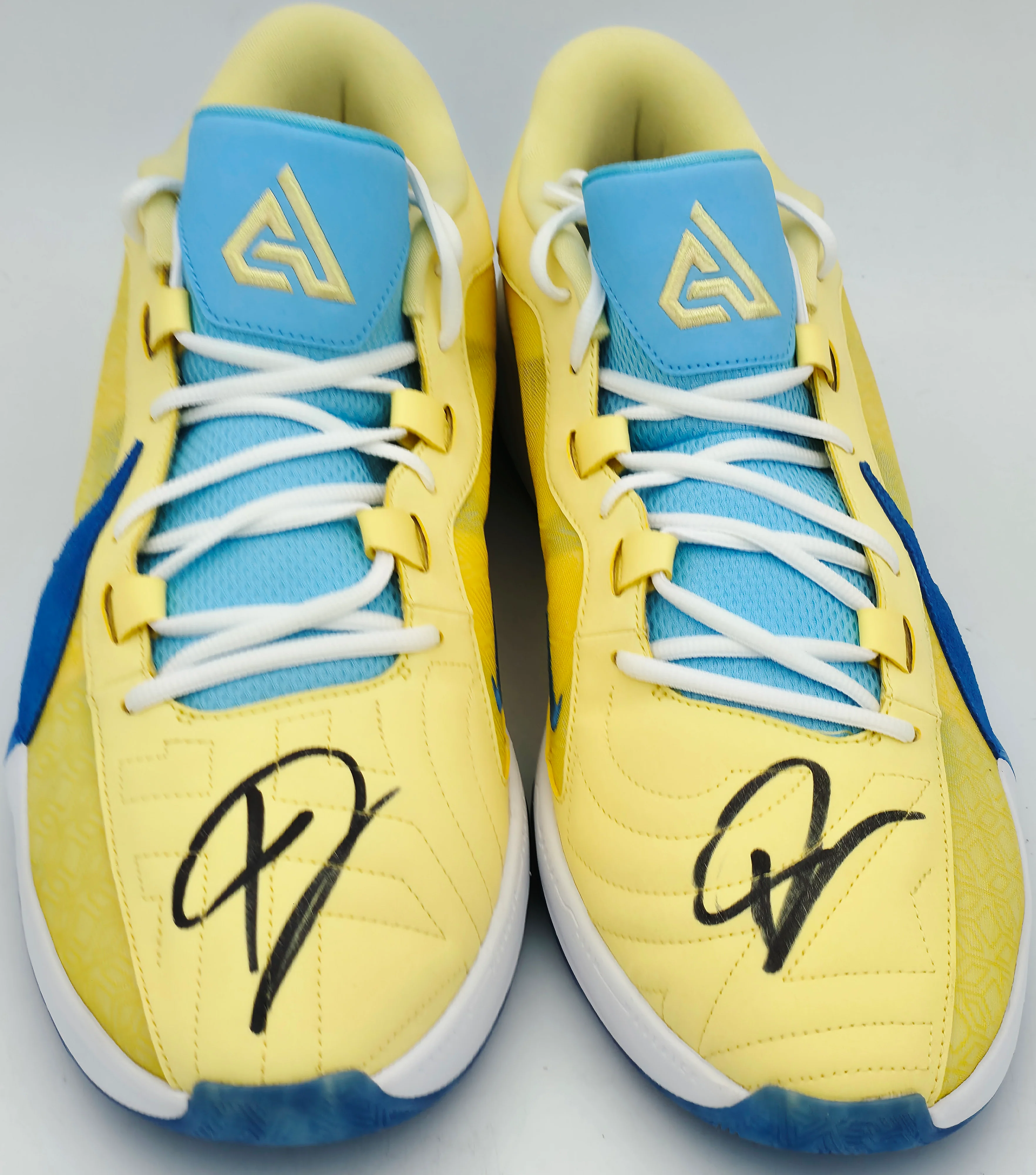 Giannis Antetokounmpo Autographed 2023 Player Exclusive (PE) Promo Soft Yellow & Light Phantom Blue Nike Zoom Freak 5 Shoes Milwaukee Bucks Size 17 Beckett BAS Witness Stock #252709 - Image 3