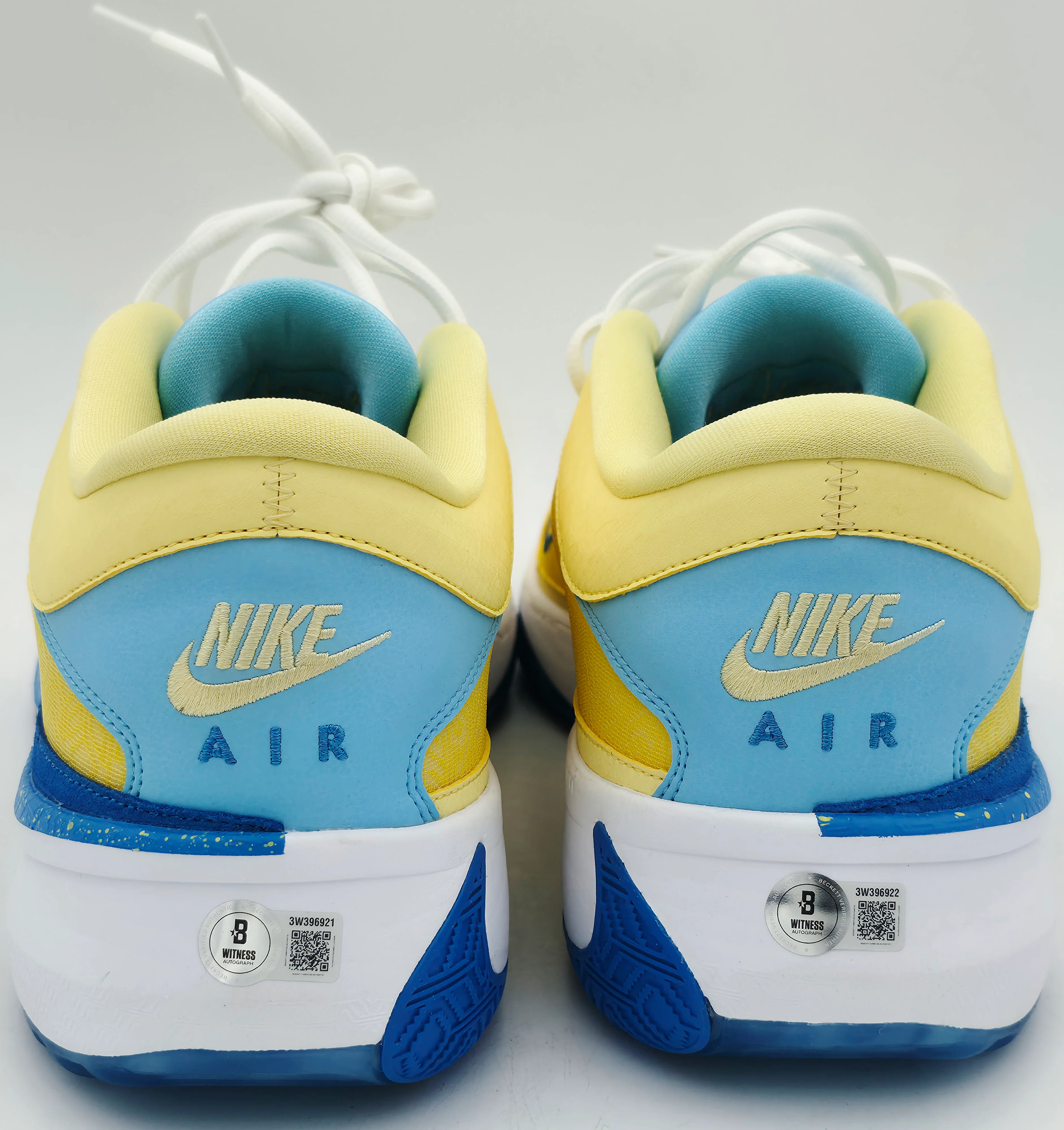 Giannis Antetokounmpo Autographed 2023 Player Exclusive (PE) Promo Soft Yellow & Light Phantom Blue Nike Zoom Freak 5 Shoes Milwaukee Bucks Size 17 Beckett BAS Witness Stock #252709 - Image 5