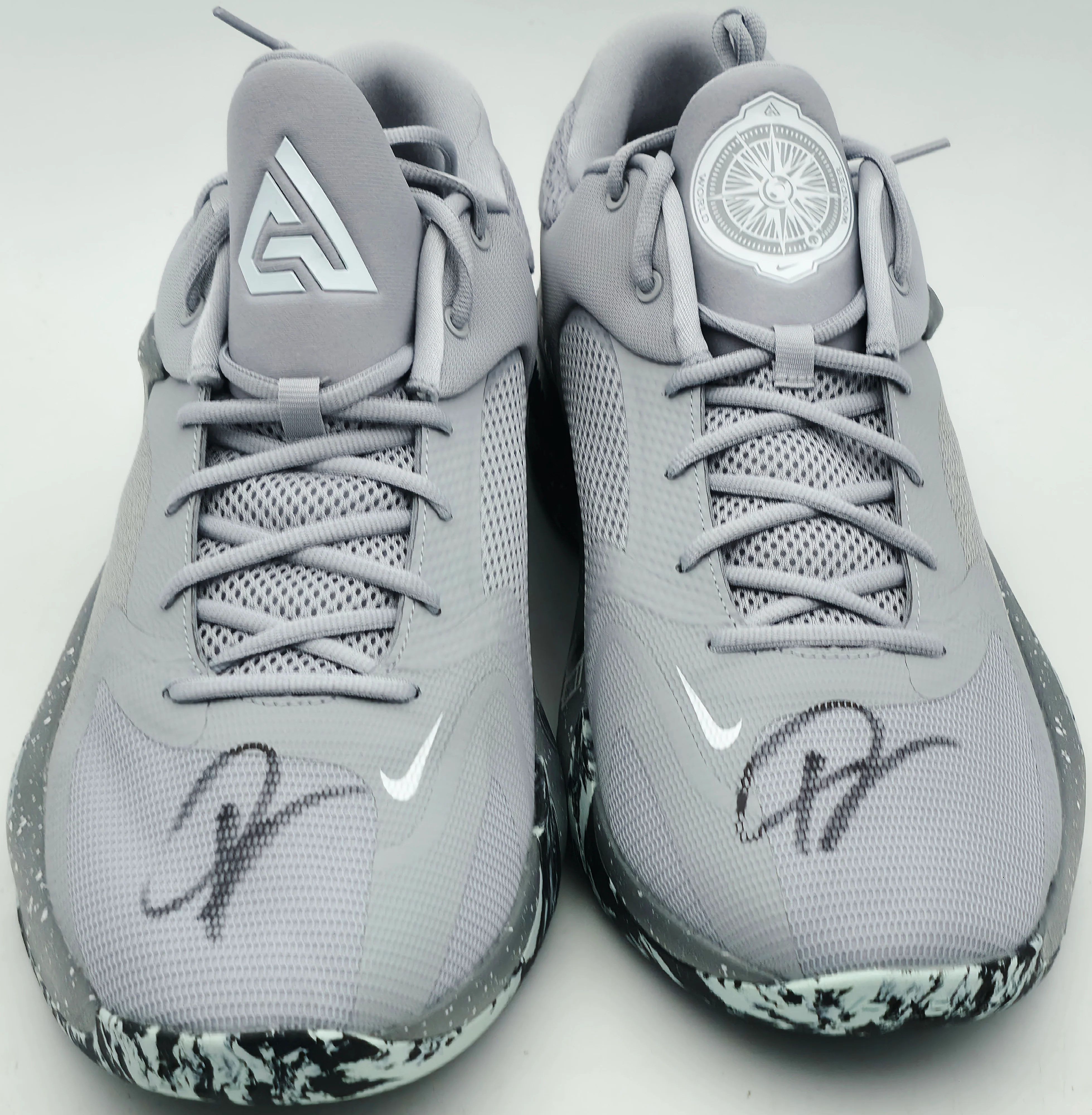 Giannis Antetokounmpo Autographed Grey Nike ZOOM FREAK 4 Shoes Milwaukee Bucks Size 16 (With Box) Beckett BAS Witness #3W396598 & #3W396599 - Image 3