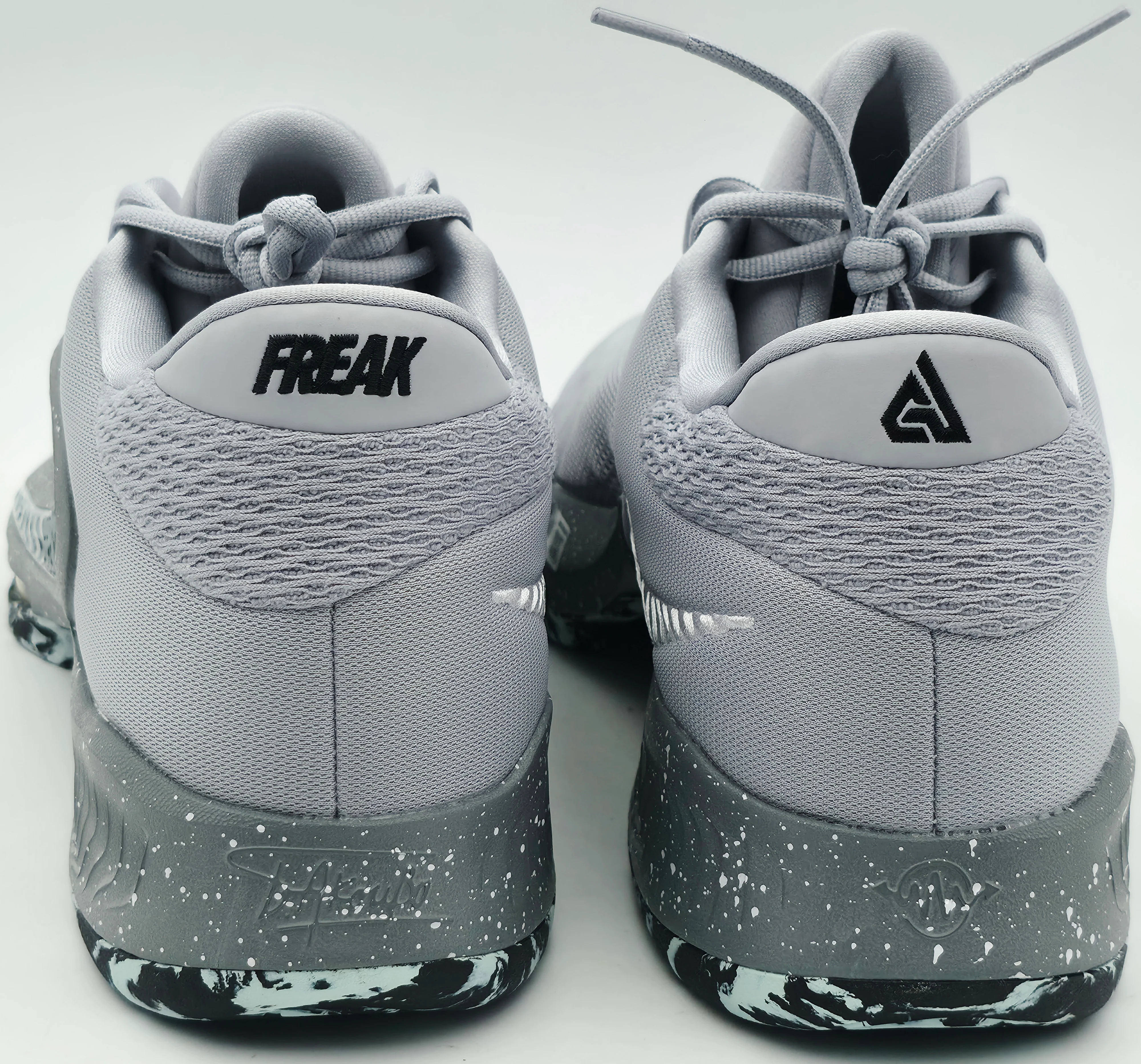 Giannis Antetokounmpo Autographed Grey Nike ZOOM FREAK 4 Shoes Milwaukee Bucks Size 16 (With Box) Beckett BAS Witness #3W396598 & #3W396599 - Image 4
