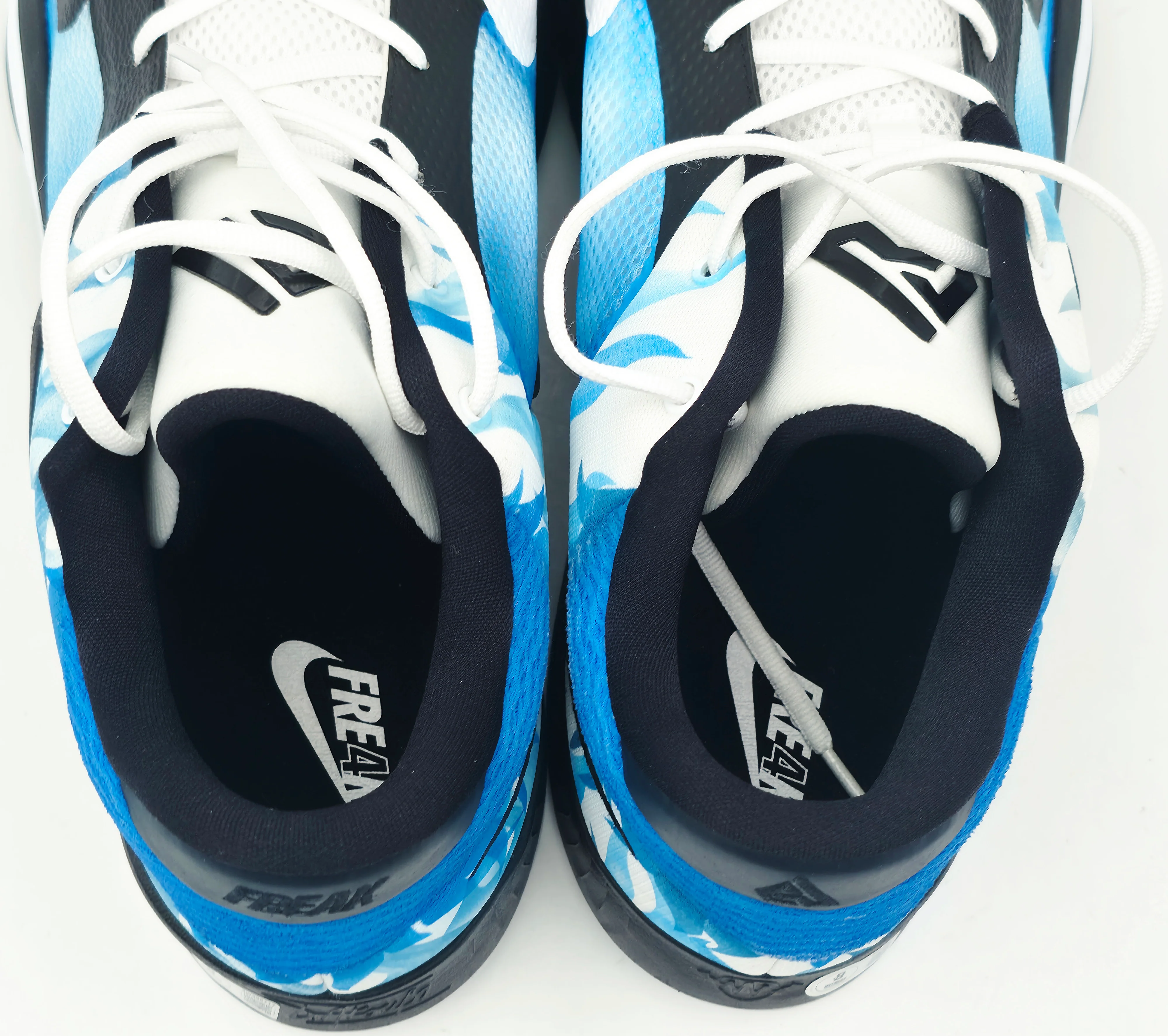 Giannis Antetokounmpo Autographed Photo Blue, Black & White Nike ZOOM FREAK 4 Shoes Milwaukee Bucks Size 17 (With Box) Beckett BAS Witness #3W396716 & #3W396717 - Image 5