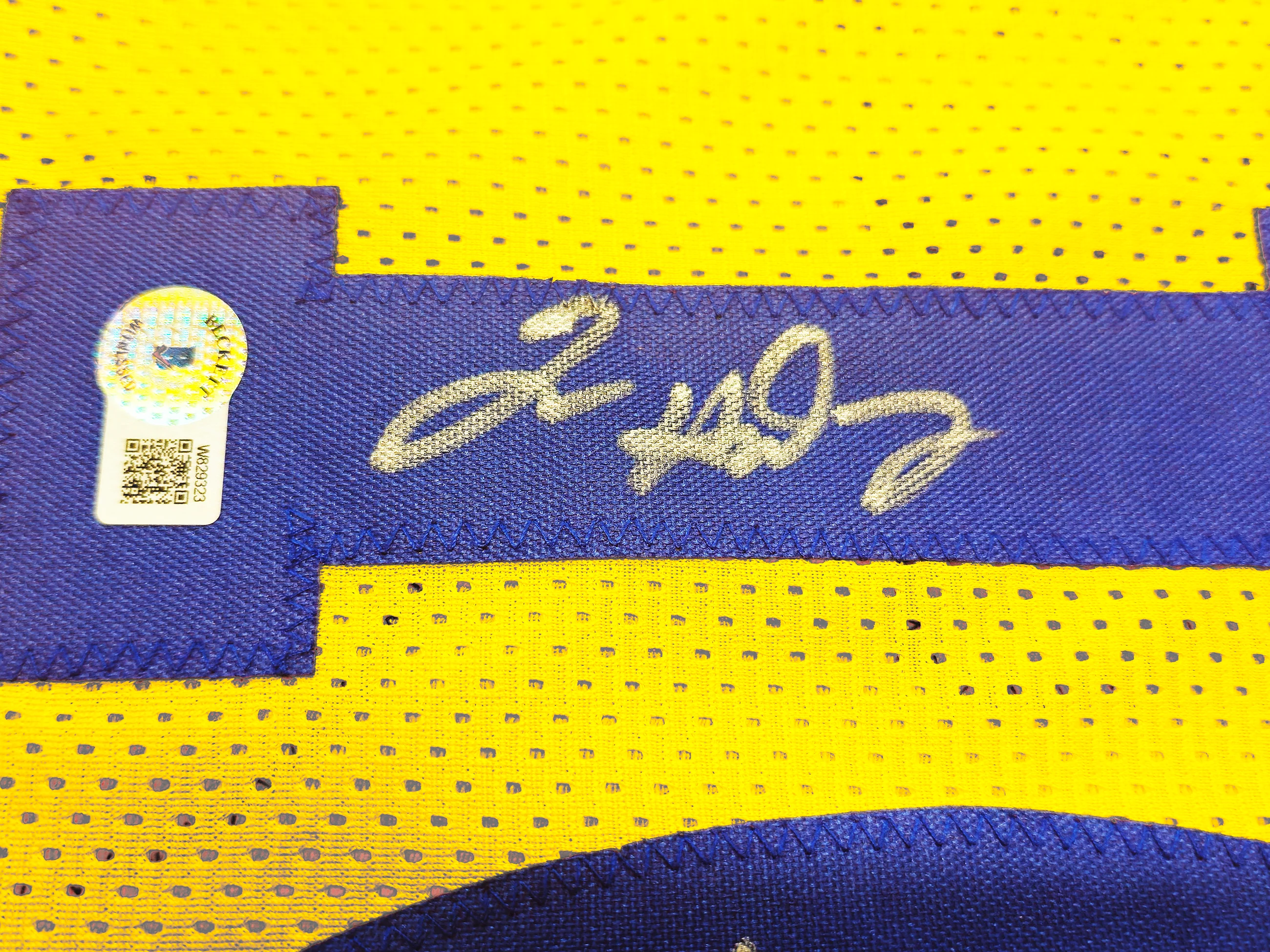 Golden State Warriors Tim Hardaway Autographed Yellow Jersey "HOF 2022" Beckett BAS Witness Stock #232601 - Image 4