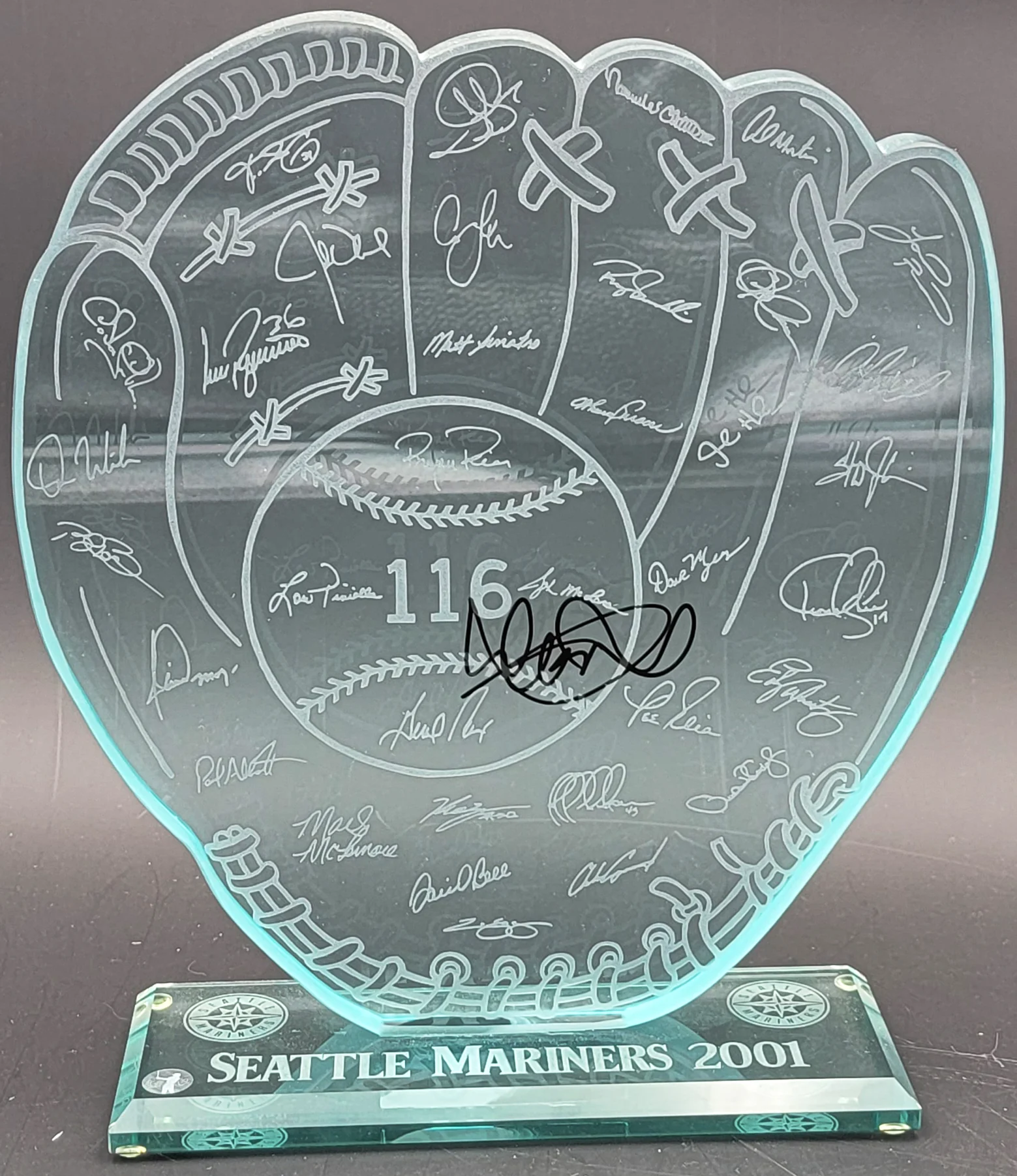 Ichiro Suzuki Autographed 2001 Commemorative 116 Wins Trophy Seattle Mariners IS Holo SKU #209077 - Image 3