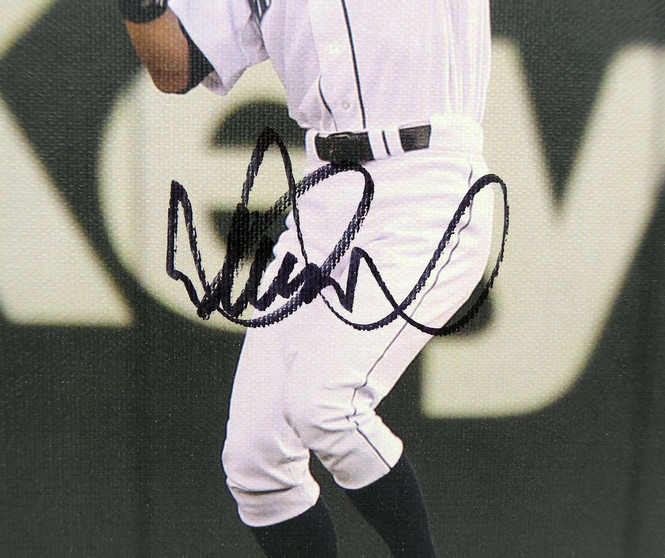 Ichiro Suzuki Autographed 7.5x9.5 Stretched Canvas Photo Seattle Mariners IS Holo SKU #202101 - Image 2
