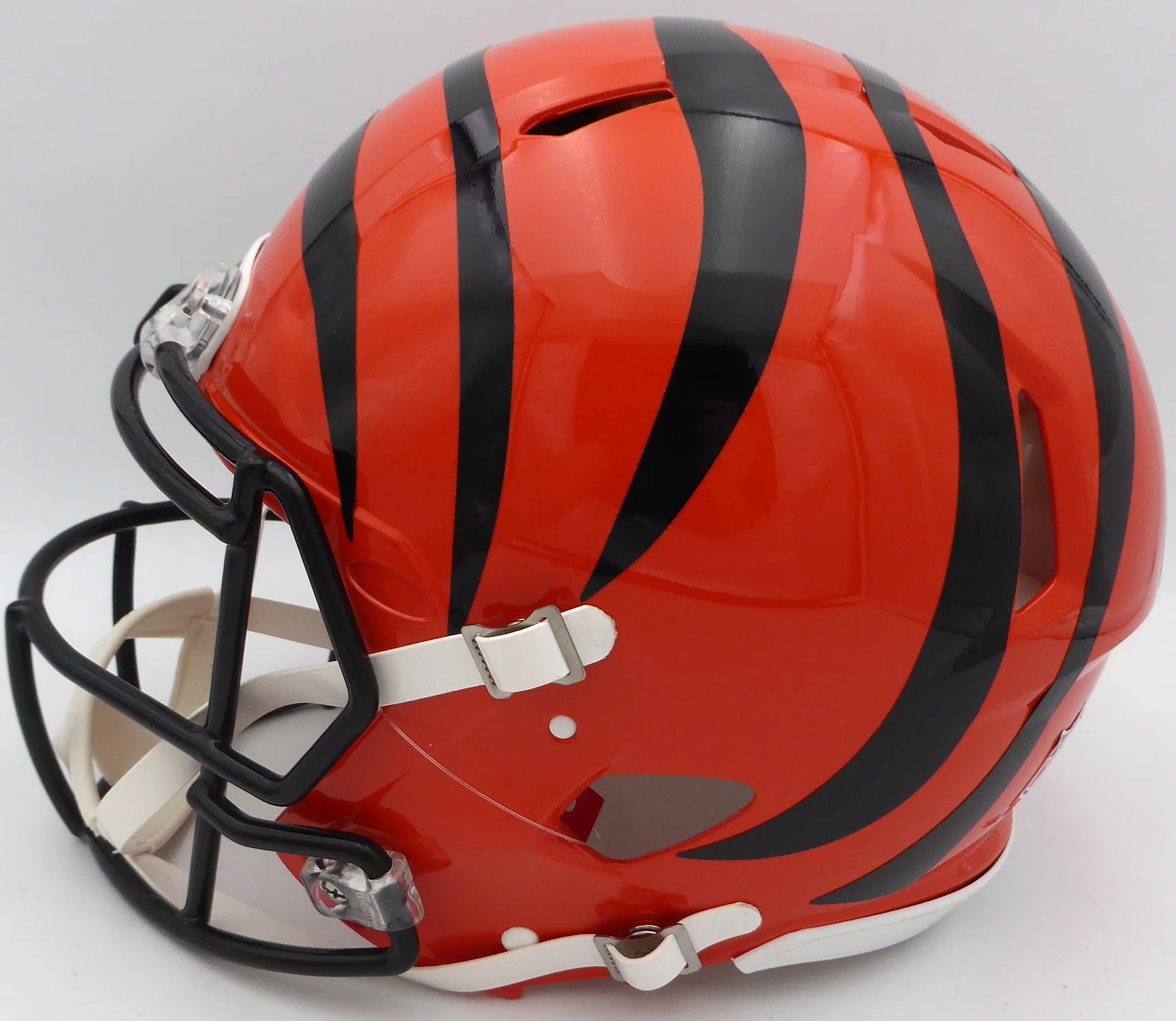 Ja'Marr Chase Autographed Cincinnati Bengals Full Size Authentic Helmet Beckett BAS Witness #3W056085 - Image 4