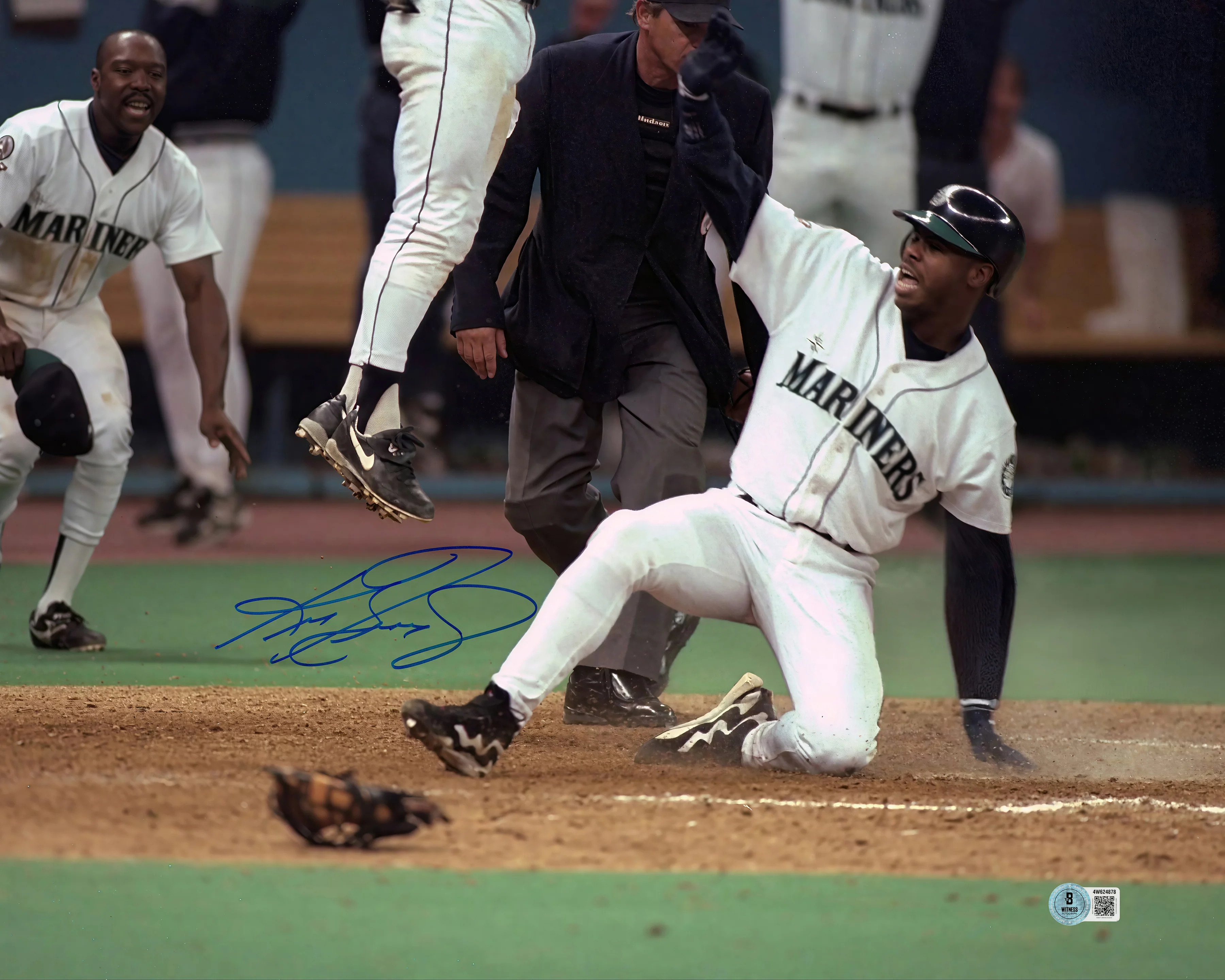 Ken Griffey Jr. Autographed 16x20 Photo Seattle Mariners "The Dogpile" Beckett BAS Witness Stock #262147