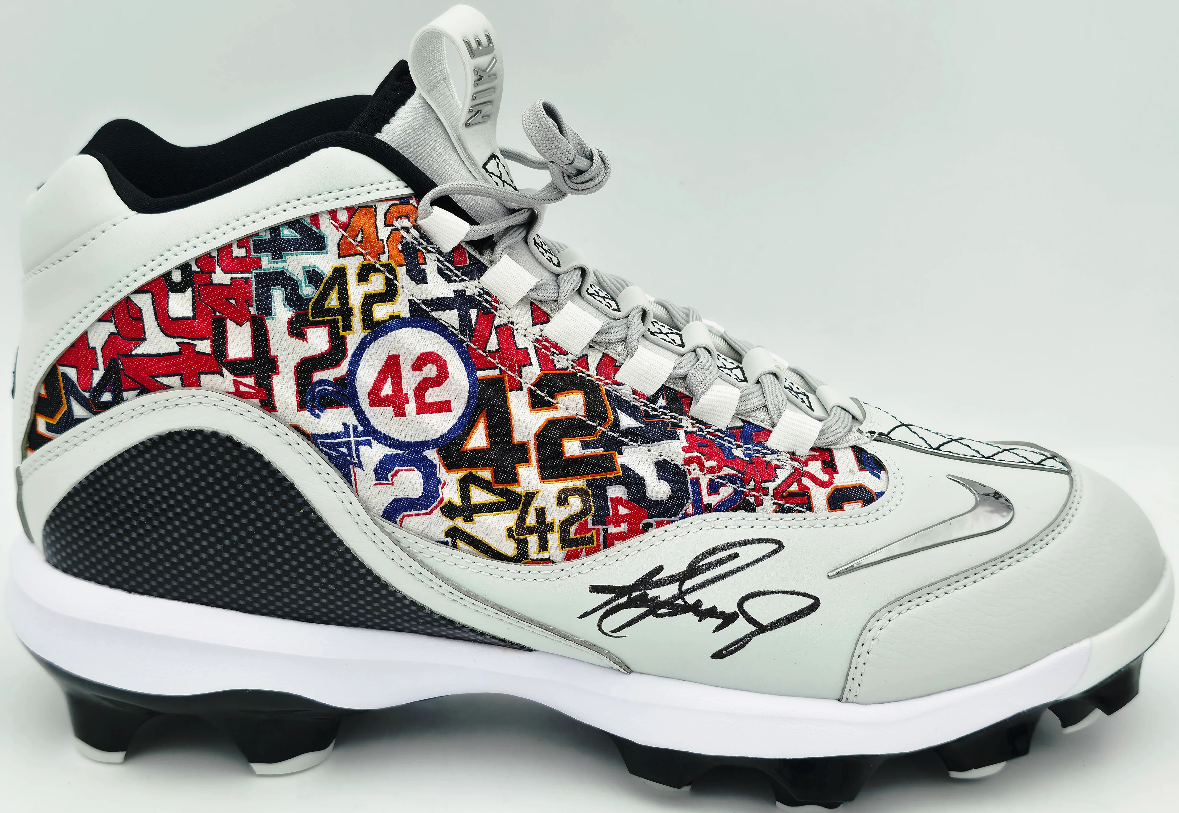 Ken Griffey Jr. Autographed White Nike Griffey 2 Mcs Jackie Robinson Day Baseball Cleats Seattle Mariners Size 11.5 Beckett BAS Witness Stock #262143 - Image 4