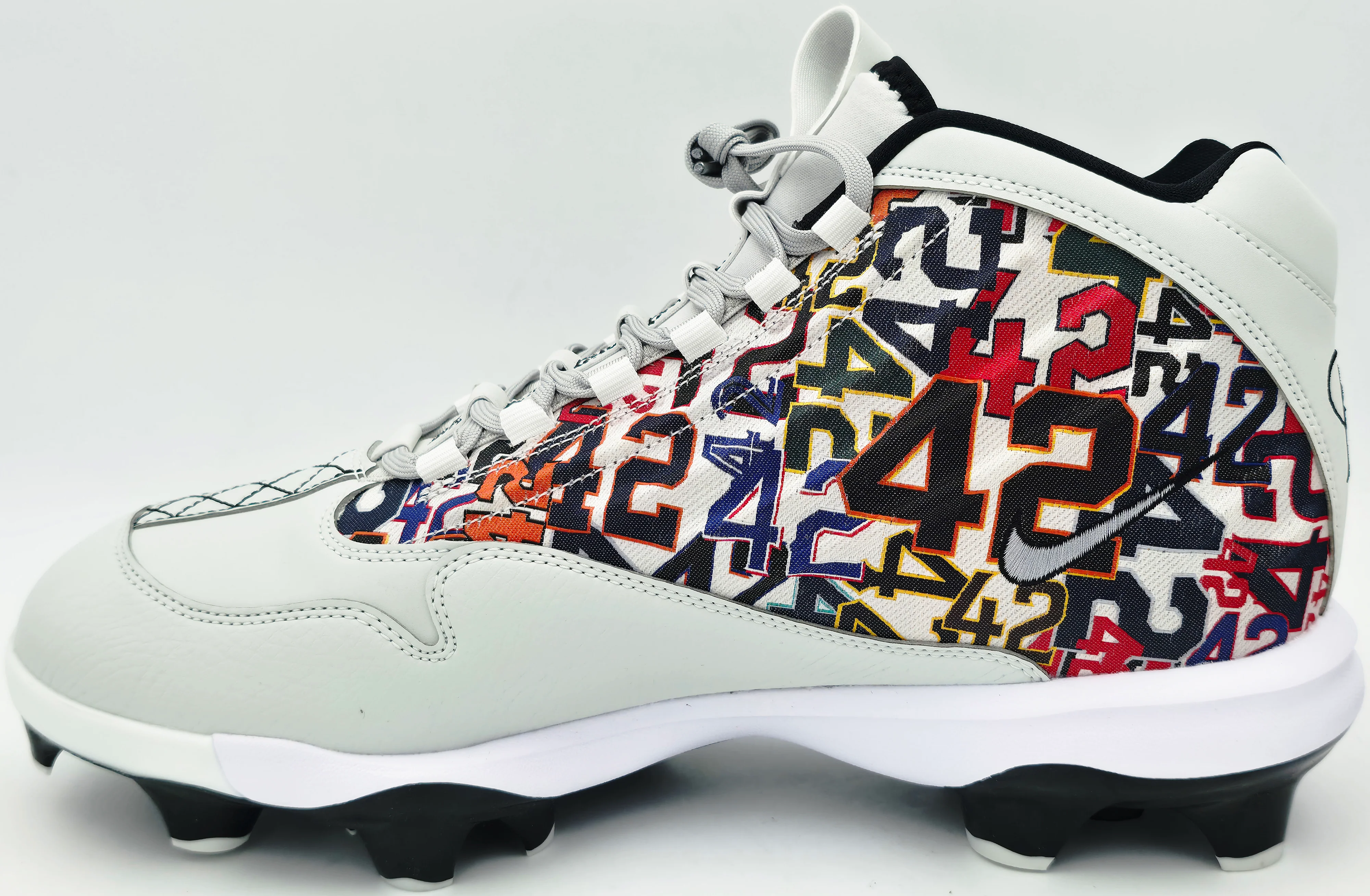 Ken Griffey Jr. Autographed White Nike Griffey 2 Mcs Jackie Robinson Day Baseball Cleats Seattle Mariners Size 11.5 Beckett BAS Witness Stock #262143 - Image 5