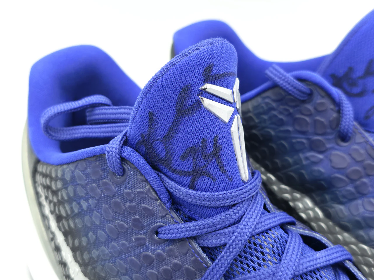 Kobe Bryant Autographed Black/Blue 2011-12 Nike Team Issued Kobe VI Shoes Los Angeles Lakers (Dual Signed) Size 14 PSA/DNA #AO05385 & AO05386 - Image 2