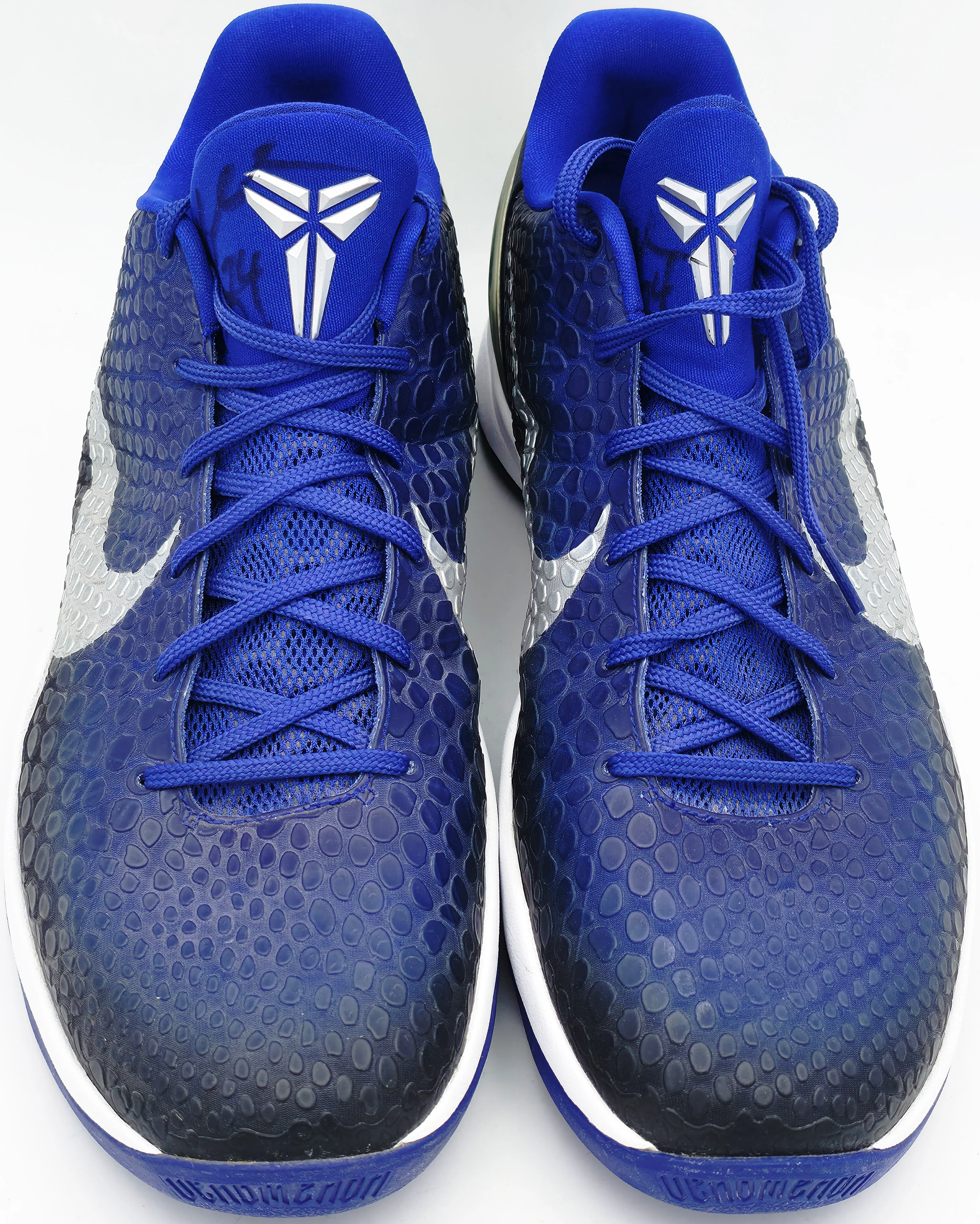 Kobe Bryant Autographed Black/Blue 2011-12 Nike Team Issued Kobe VI Shoes Los Angeles Lakers (Dual Signed) Size 14 PSA/DNA #AO05385 & AO05386 - Image 4
