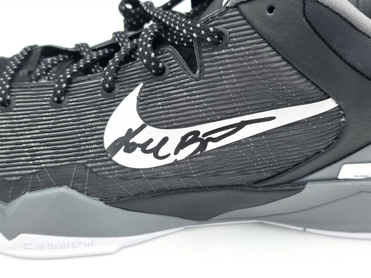 Kobe Bryant Autographed Black/Grey 2011-12 Nike Kobe VII Shoes Los Angeles Lakers (Dual Signed) Size 14 #4/8 Panini Holo #PA16640 - Image 4