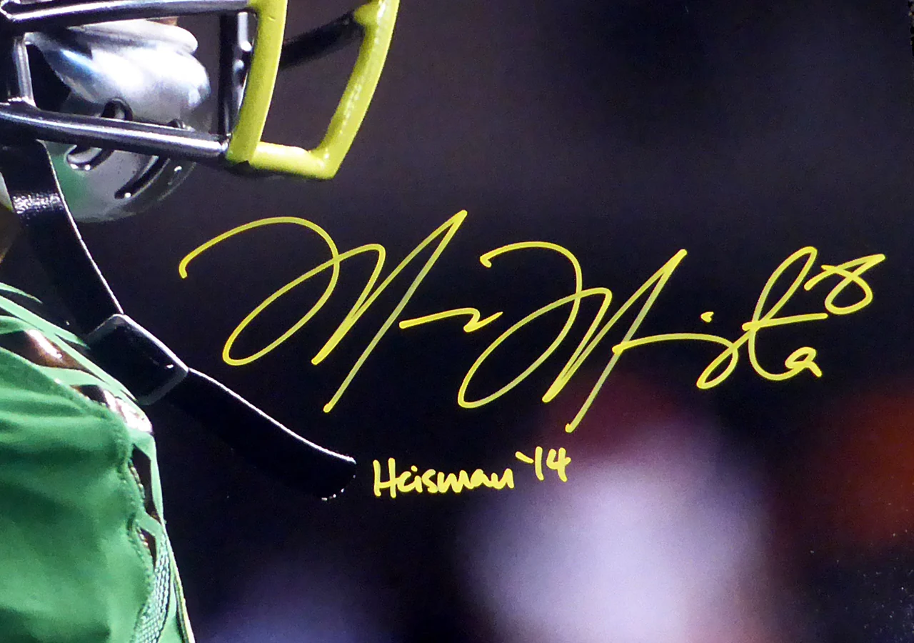 Marcus Mariota Autographed 16x20 Photo Oregon Ducks "Heisman '14" MM Holo Stock #89882 - Image 2