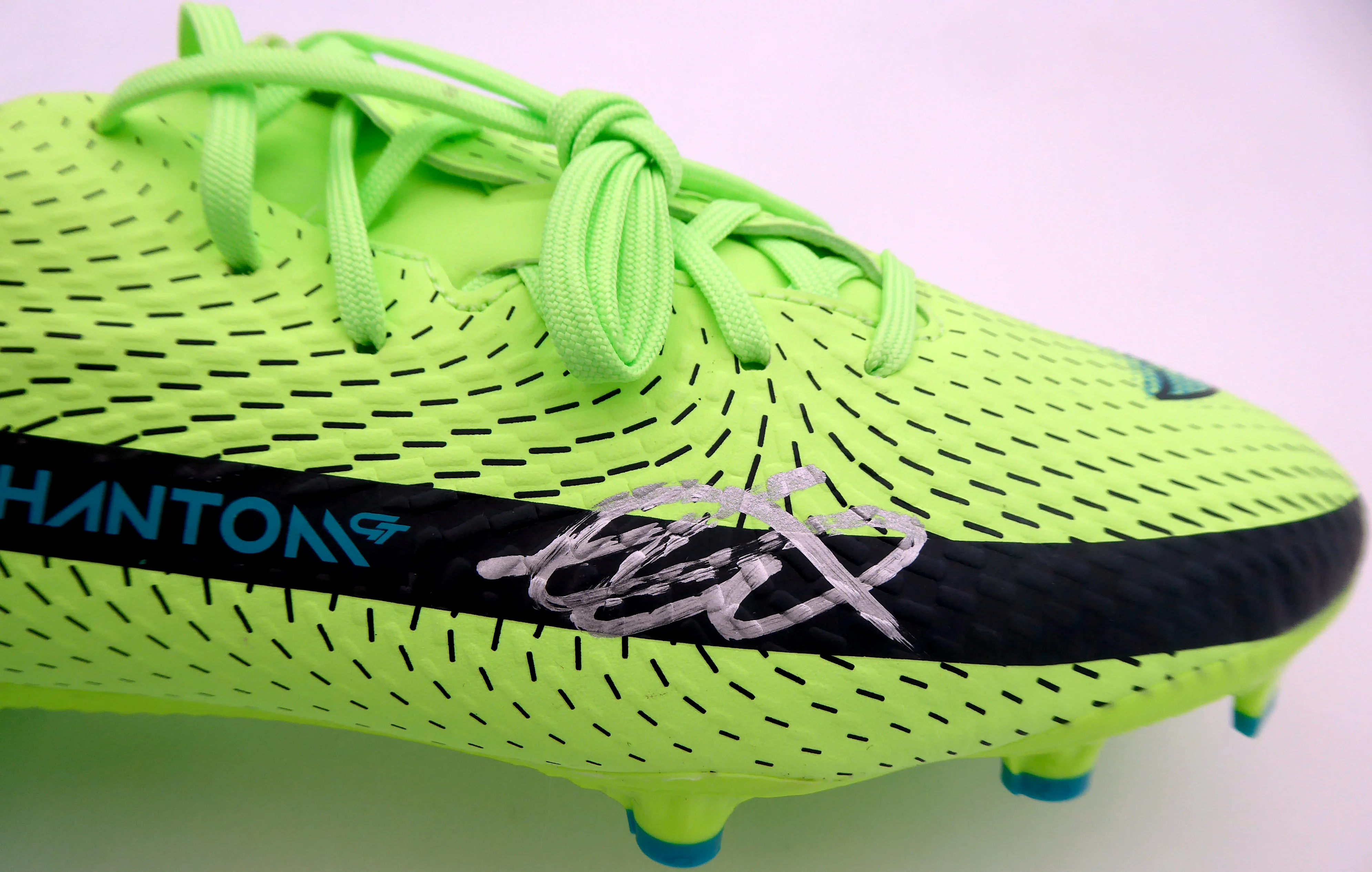 Mason Mount Autographed Green Nike Phantom Cleat Shoe Chelsea F.C. Size 10.5 Beckett BAS #K06432 - Image 2