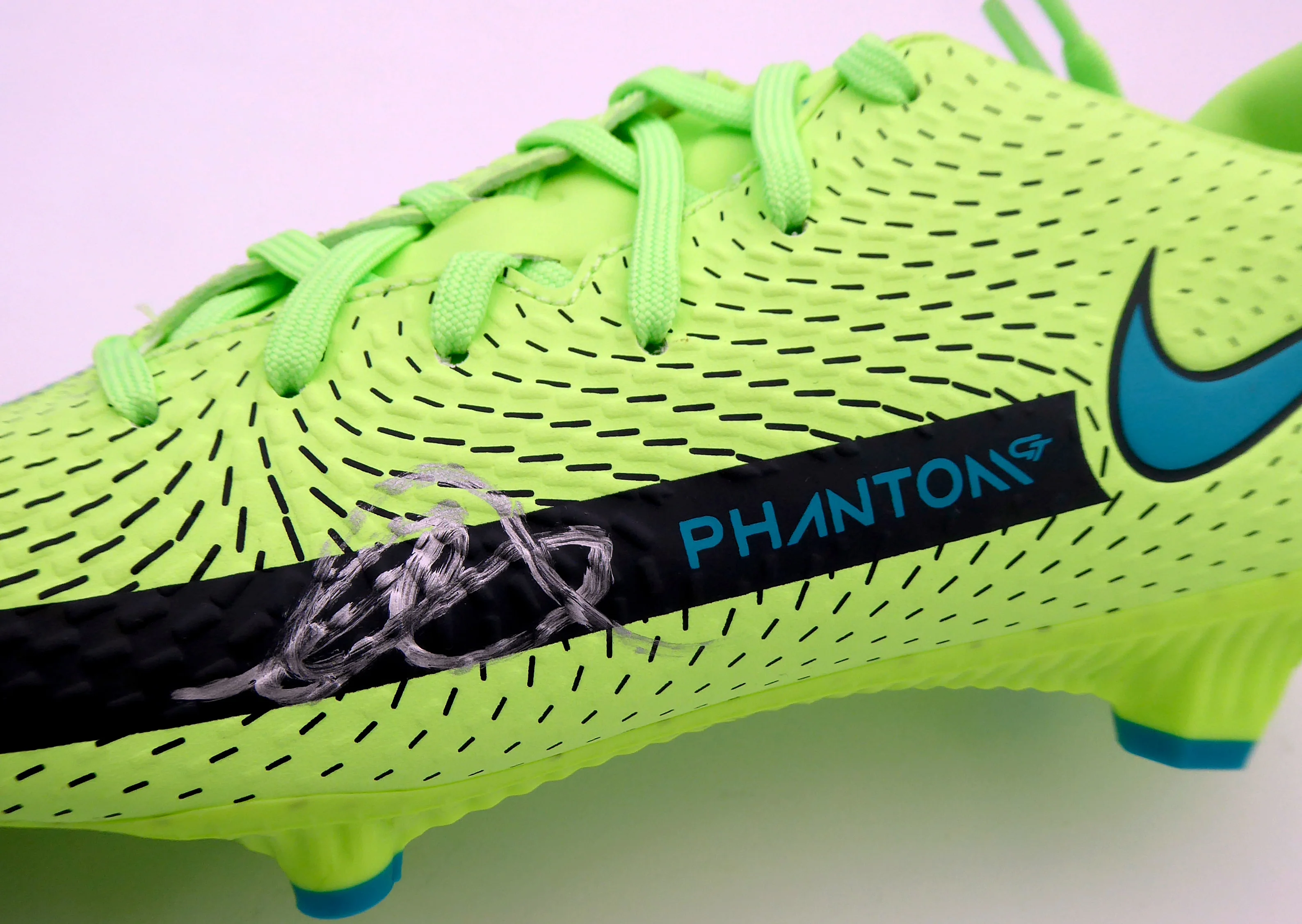 Mason Mount Autographed Green Nike Phantom Cleat Shoe Chelsea F.C. Size 8 (Light Auto) Beckett BAS #K06315 - Image 2