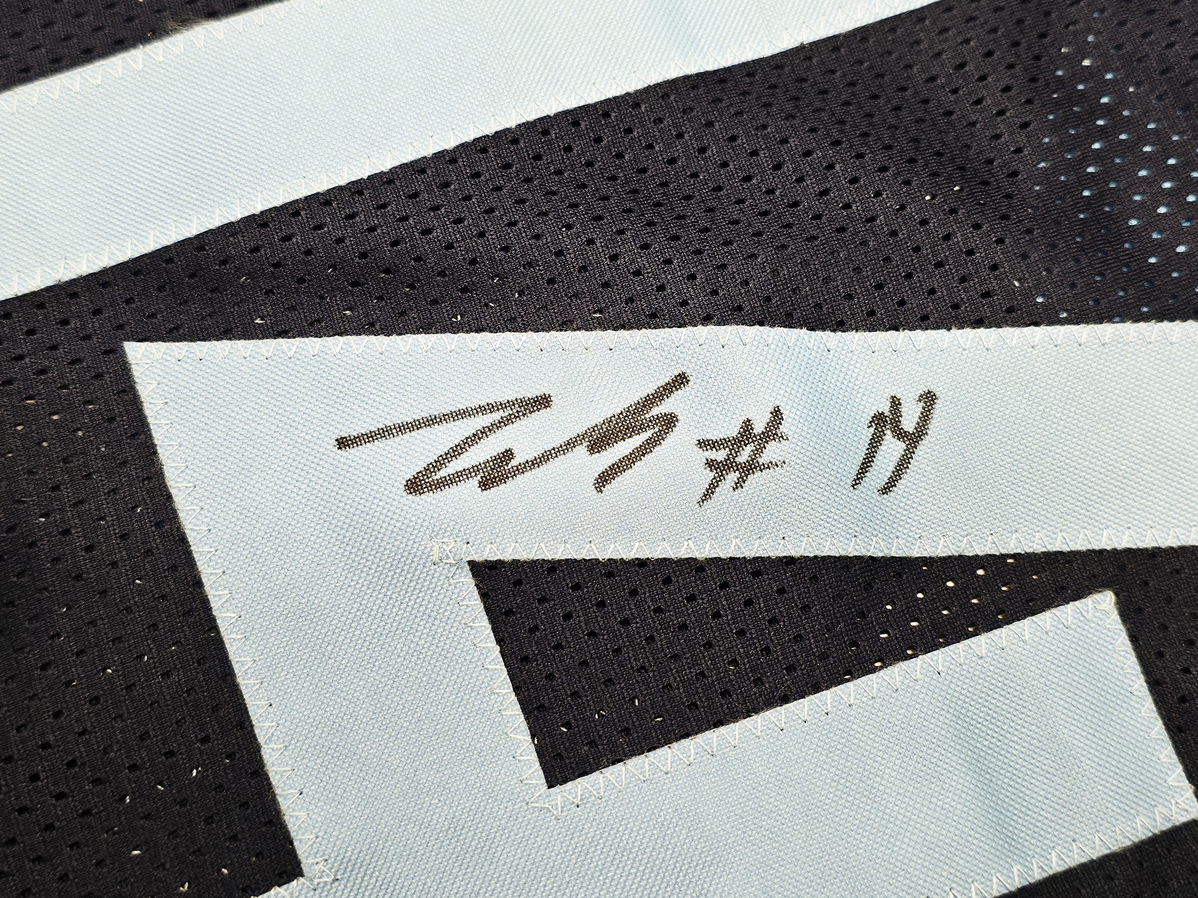 Memphis Grizzlies Zach Edey Autographed Blue Jersey Beckett BAS Witness Stock #249027 - Image 4