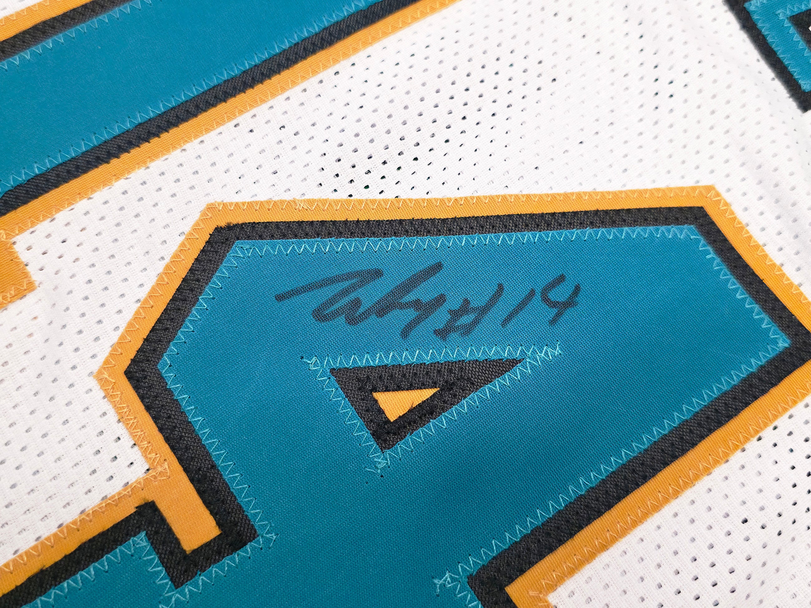 Memphis Grizzlies Zach Edey Autographed White Jersey Beckett BAS Witness Stock #253326 - Image 4