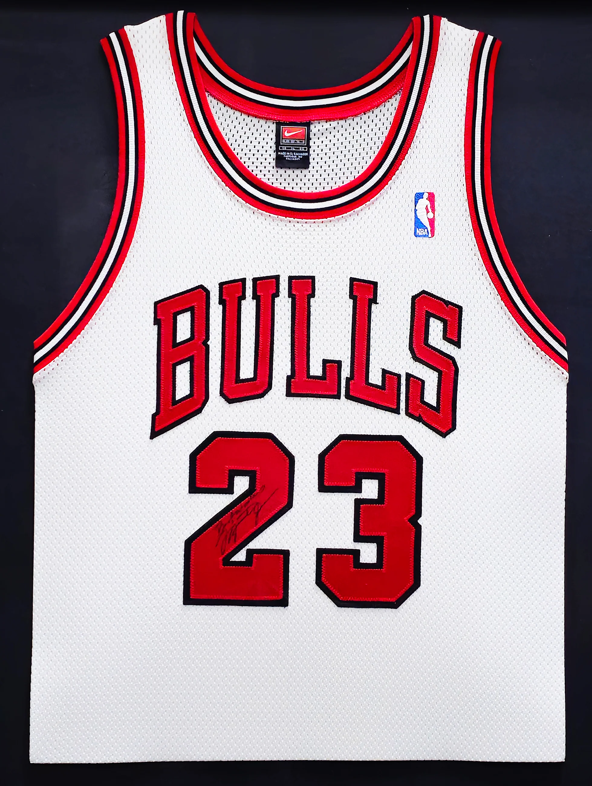 Michael Jordan Autographed Framed White Nike Jersey Chicago Bulls "Best Wishes" JSA #YY39497 - Image 2