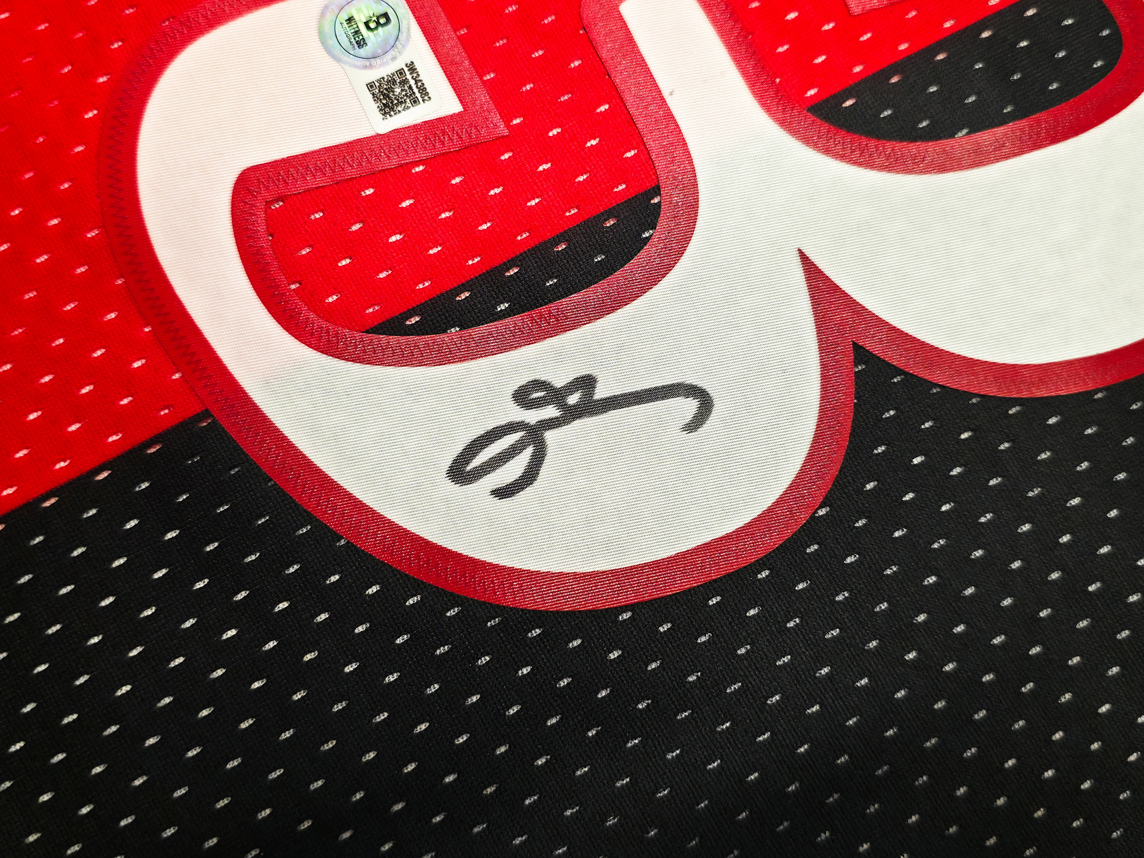 Philadelphia 76ers Allen Iverson Autographed Black & Red Authentic Mitchell & Ness 2000-01 HWC Swingman Split Jersey Size L Beckett BAS Witness Stock #253623 - Image 4