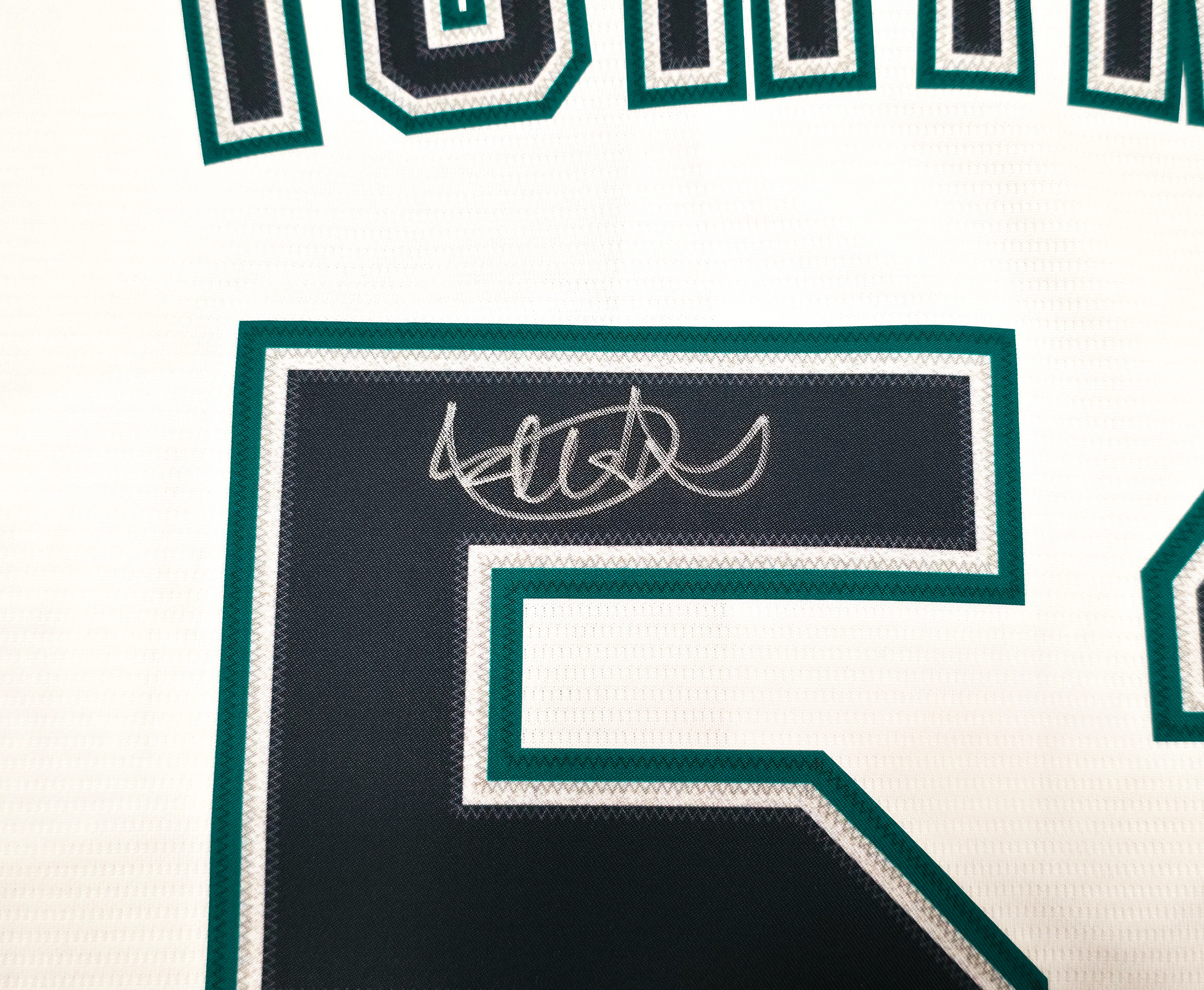 Seattle Mariners Ichiro Suzuki Autographed White Nike Hall of Fame Patch Jersey Size XL IS Holo & Beckett BAS Witness Stock #256858 - Image 4