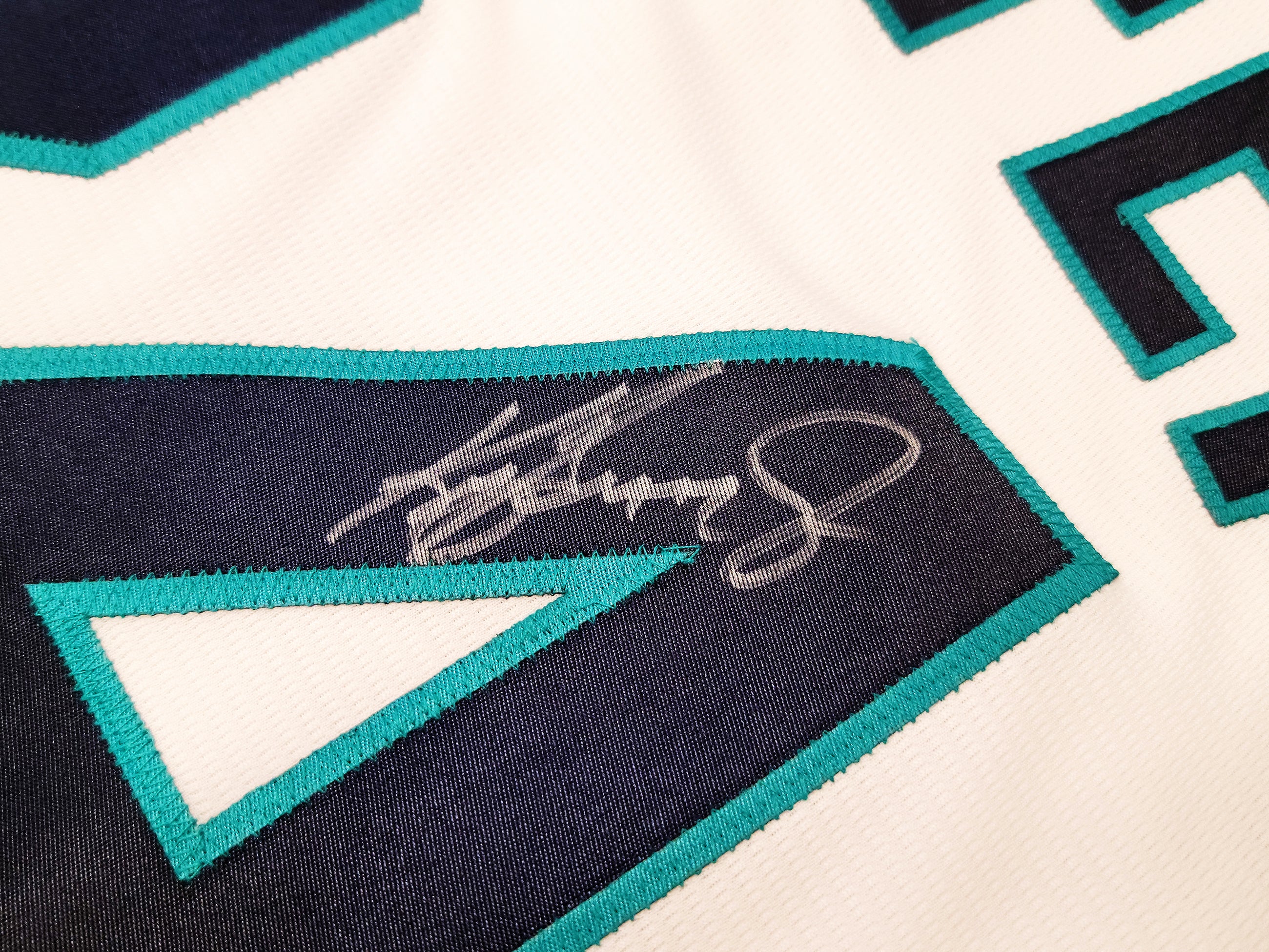 Seattle Mariners Ken Griffey Jr. Autographed White Nike Cooperstown Edition Jersey HOF Patch Size M Beckett BAS QR Stock #206022 - Image 4