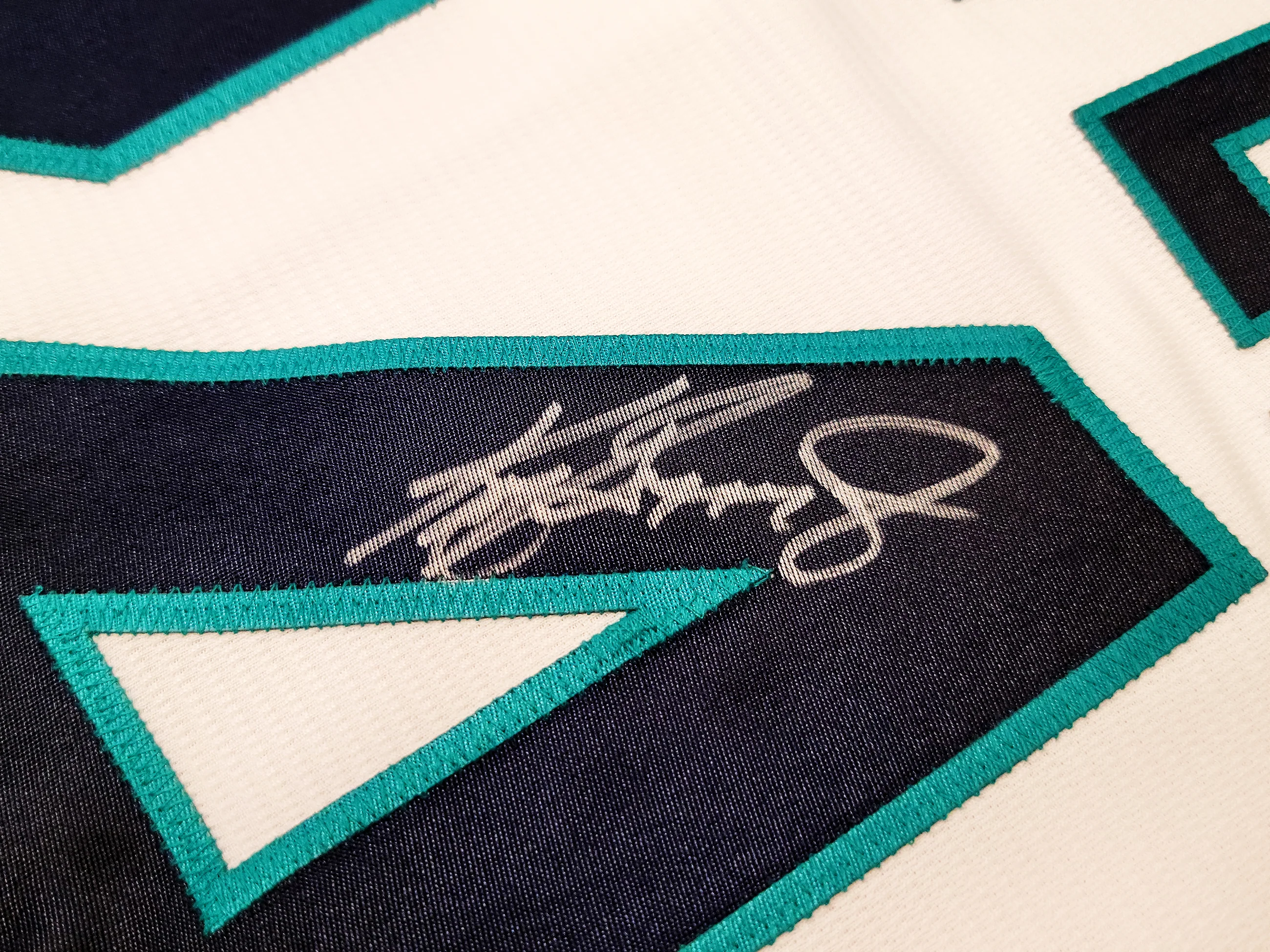 Seattle Mariners Ken Griffey Jr. Autographed White Nike Cooperstown Edition Jersey HOF Patch Size XXL Beckett BAS QR Stock #206025 - Image 4
