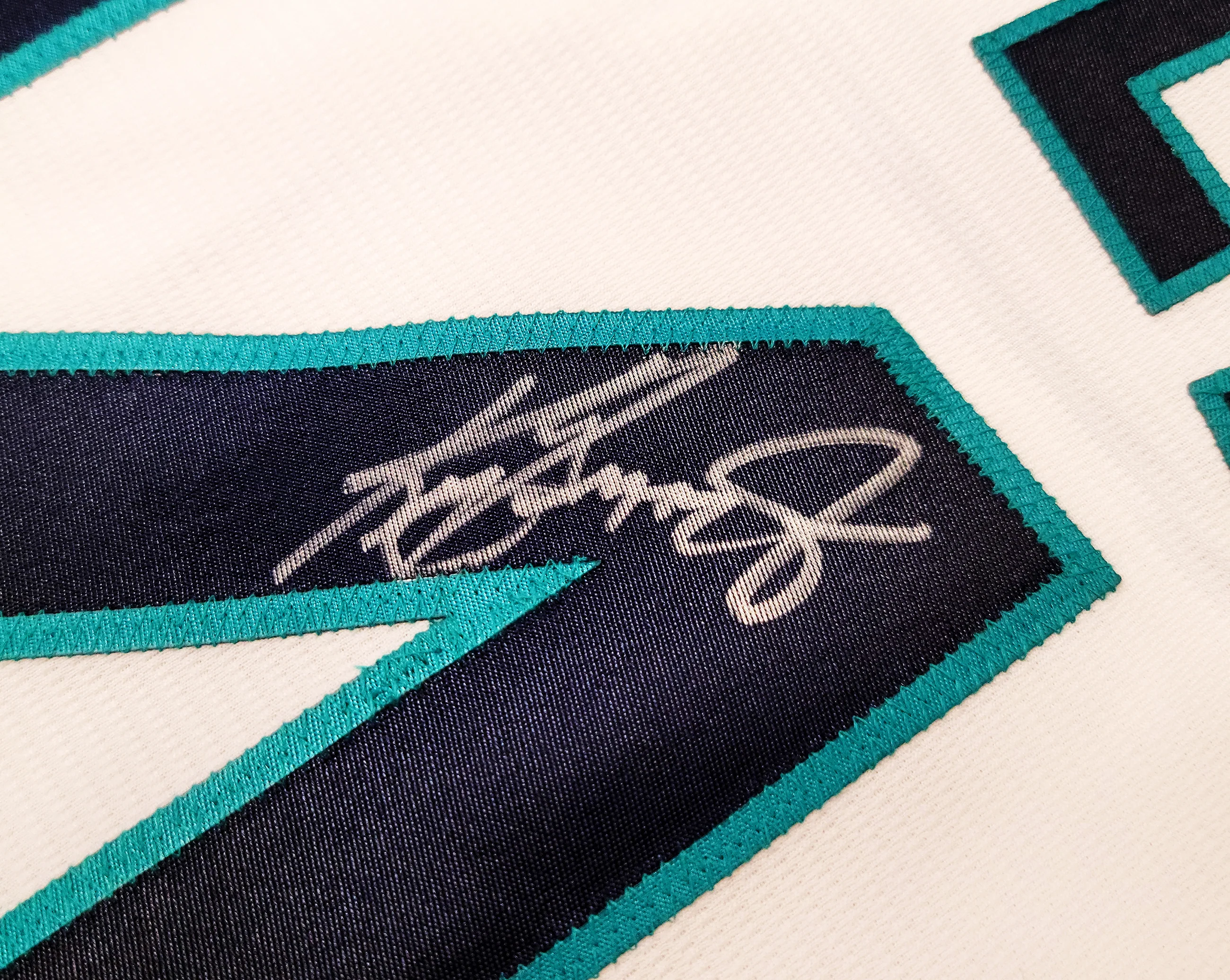 Seattle Mariners Ken Griffey Jr. Autographed White Nike Cooperstown Edition Jersey Retirement Patch Size L Beckett BAS QR Stock #206019 - Image 4